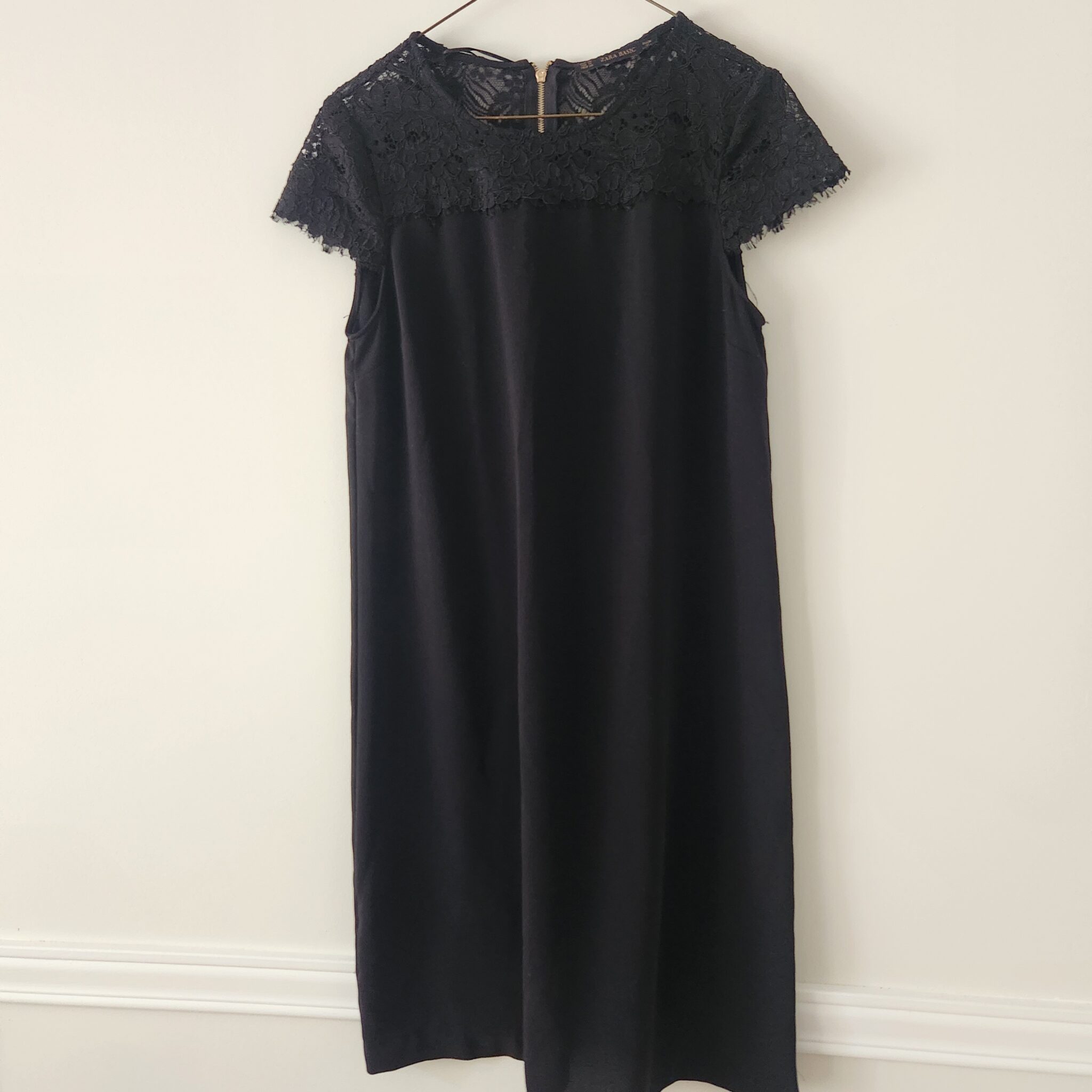 Featured image for Robe noire avec dentelle
