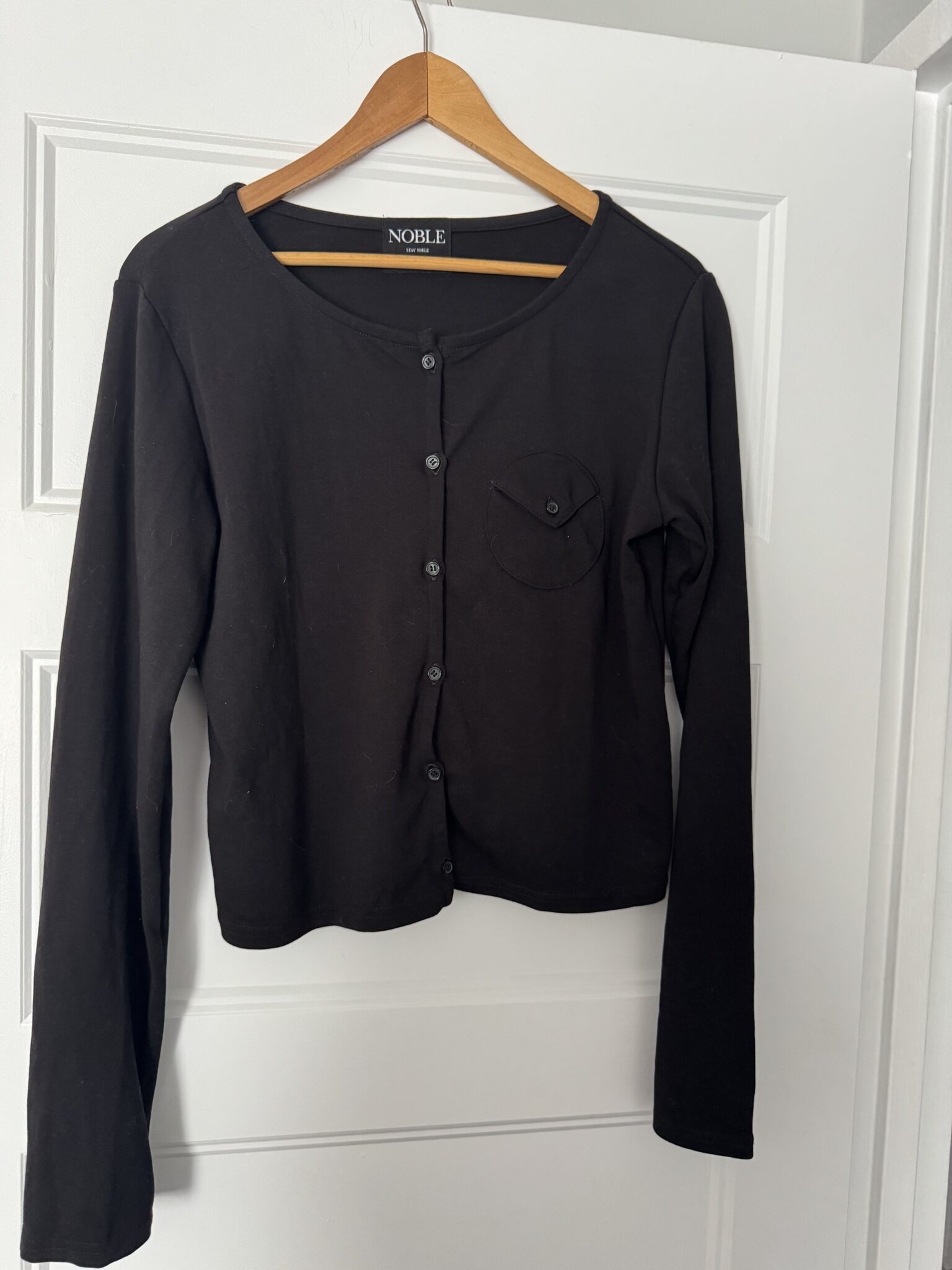 Featured image for Cardigan noir Noble