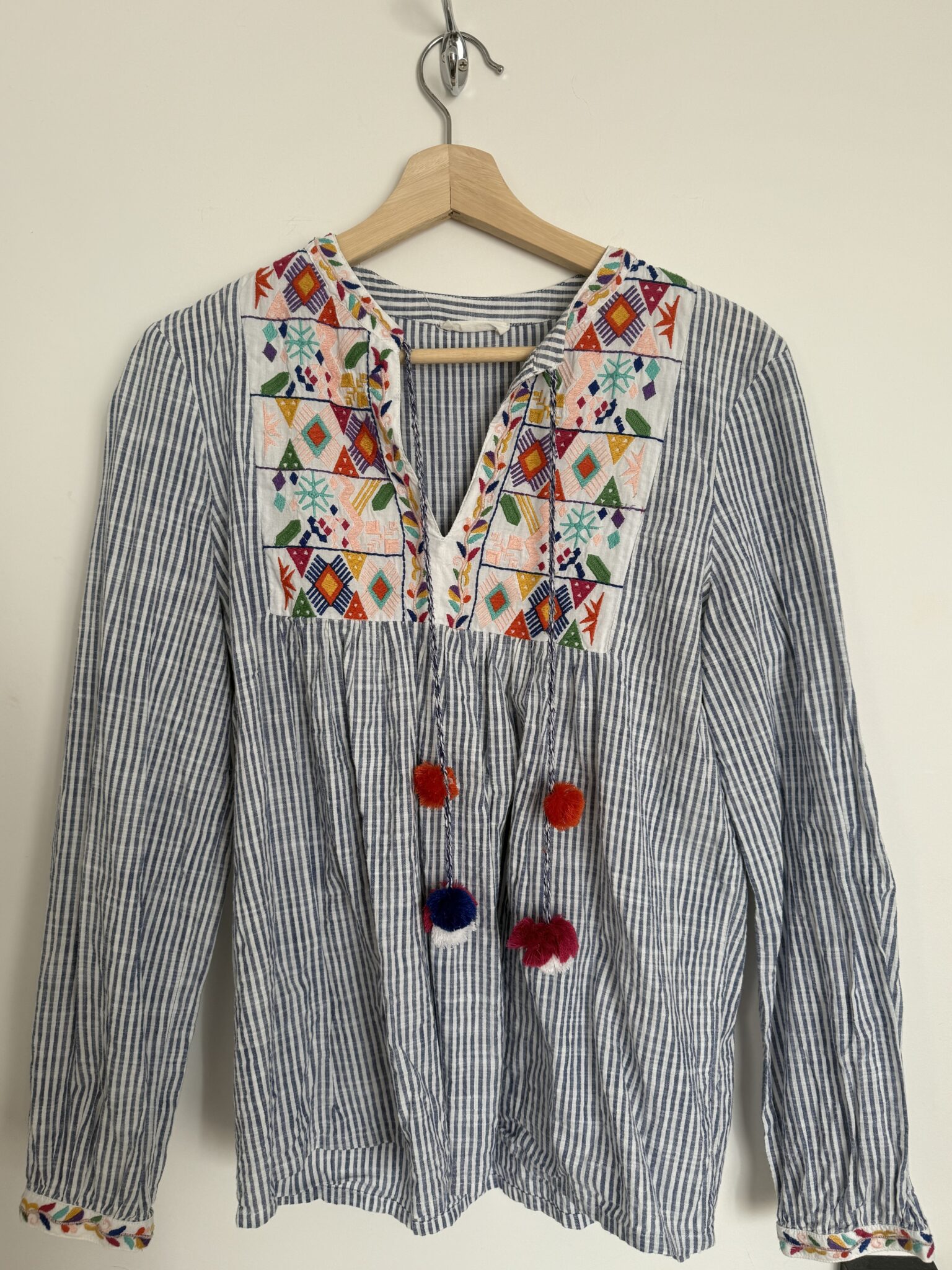 Featured image for Chemise Caché Cache rayée et symboles