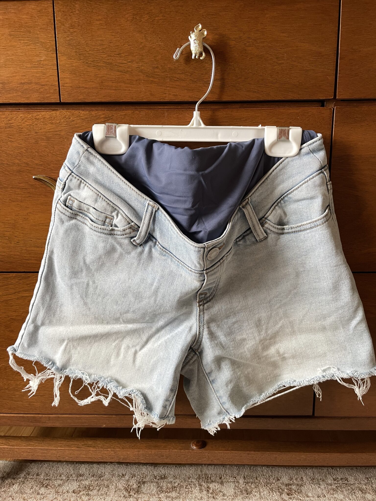 Featured image for Short maternité jean effiloché