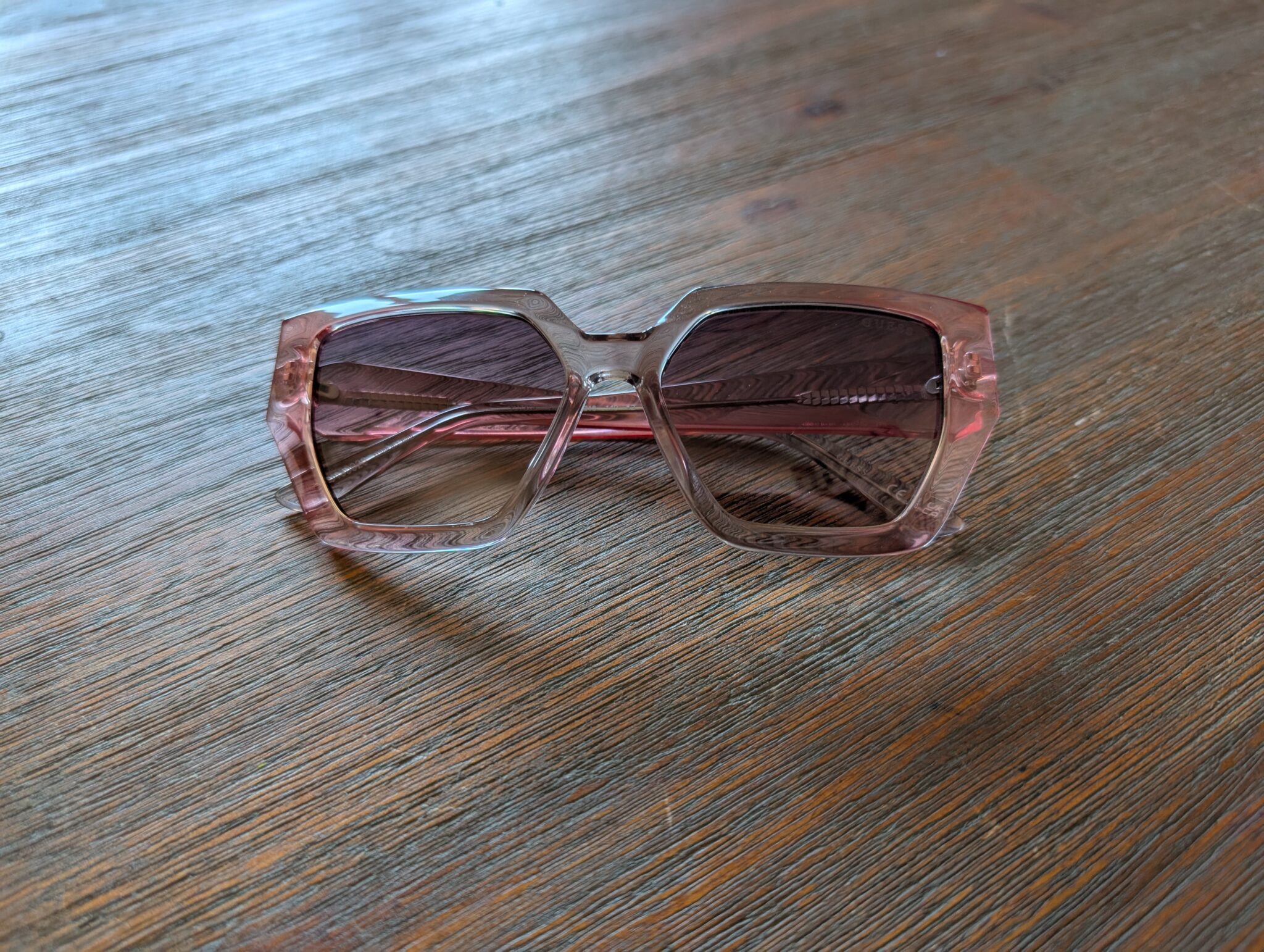 Featured image for Lunette de soleil Guess