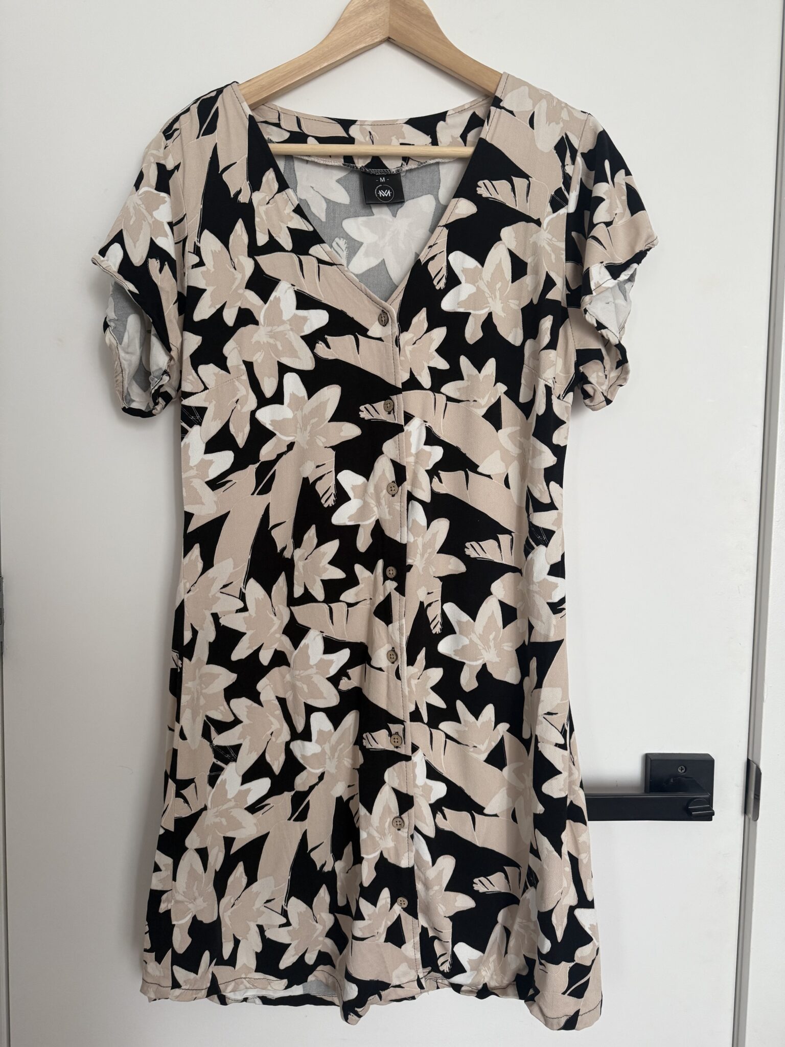 Featured image for Robe Schwiing noir et beige fleurs