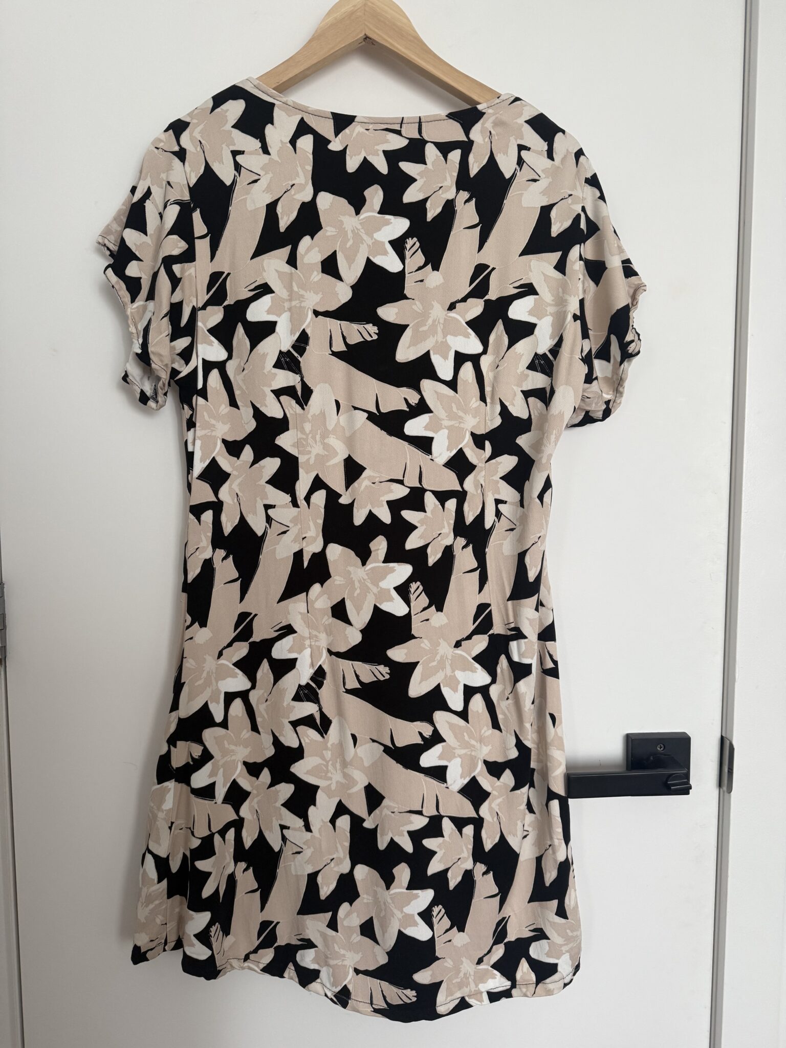 Image for Robe Schwiing noir et beige fleurs