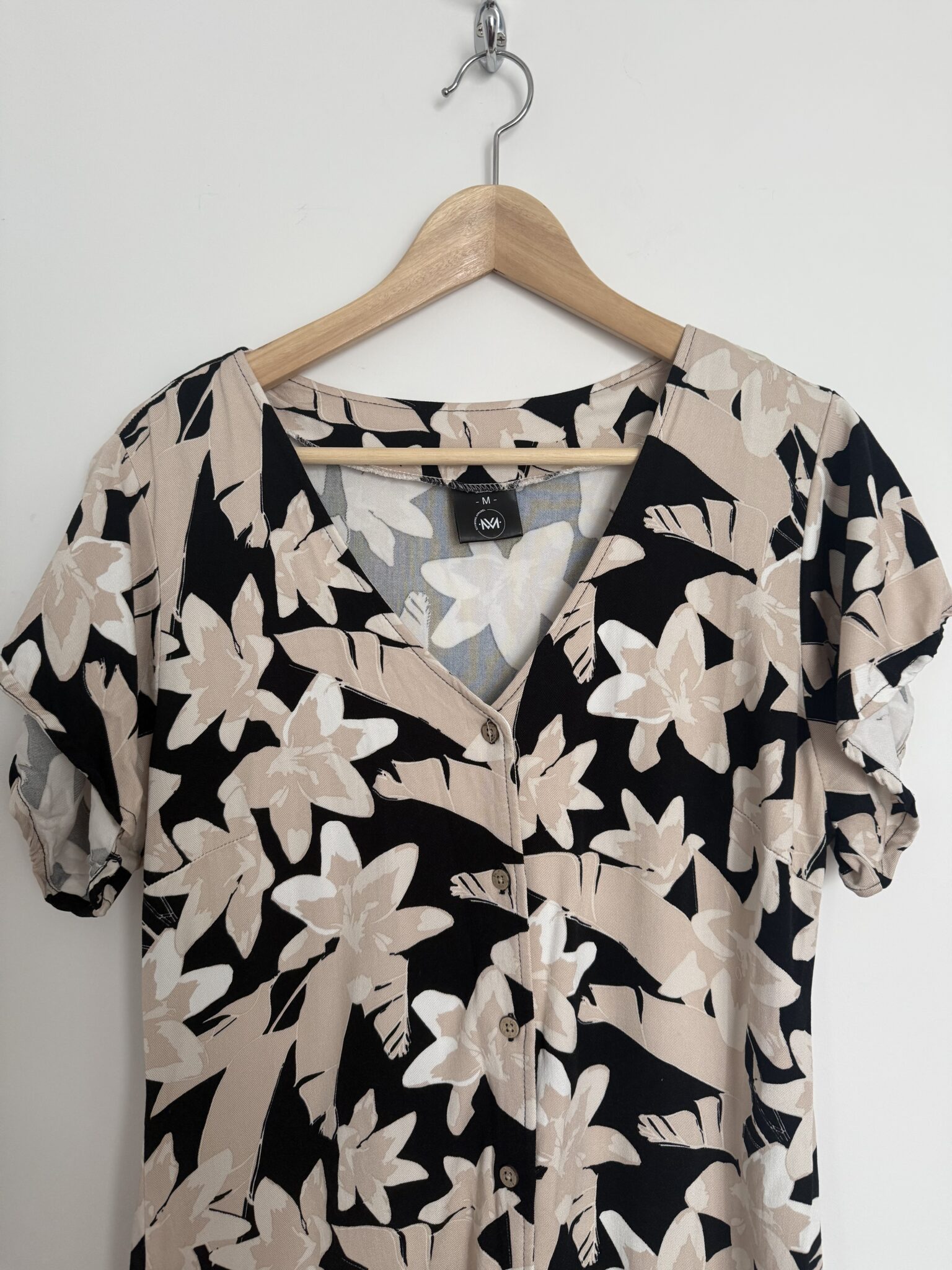 Image for Robe Schwiing noir et beige fleurs