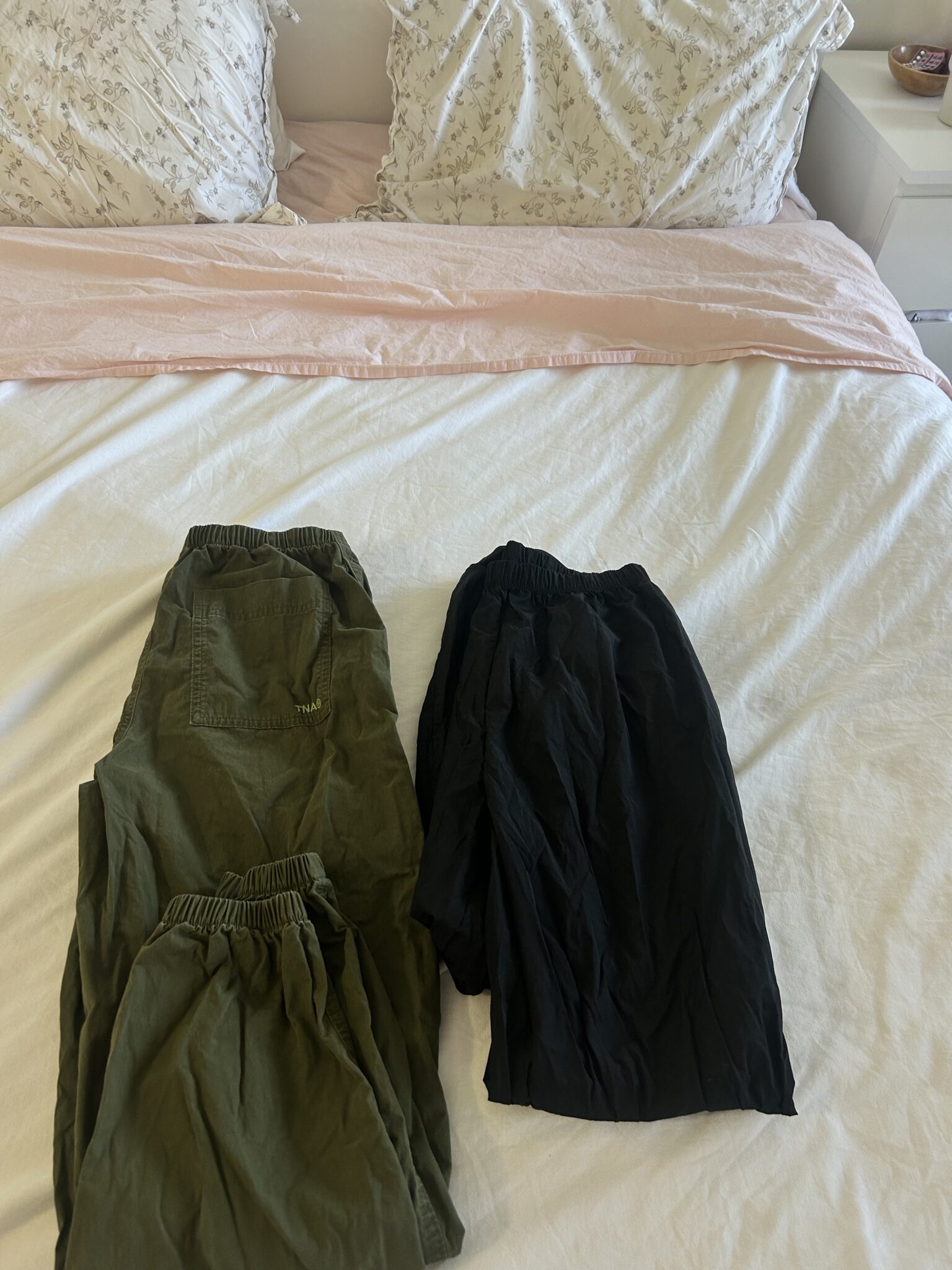 Featured image for 2 pantalons aritzia
