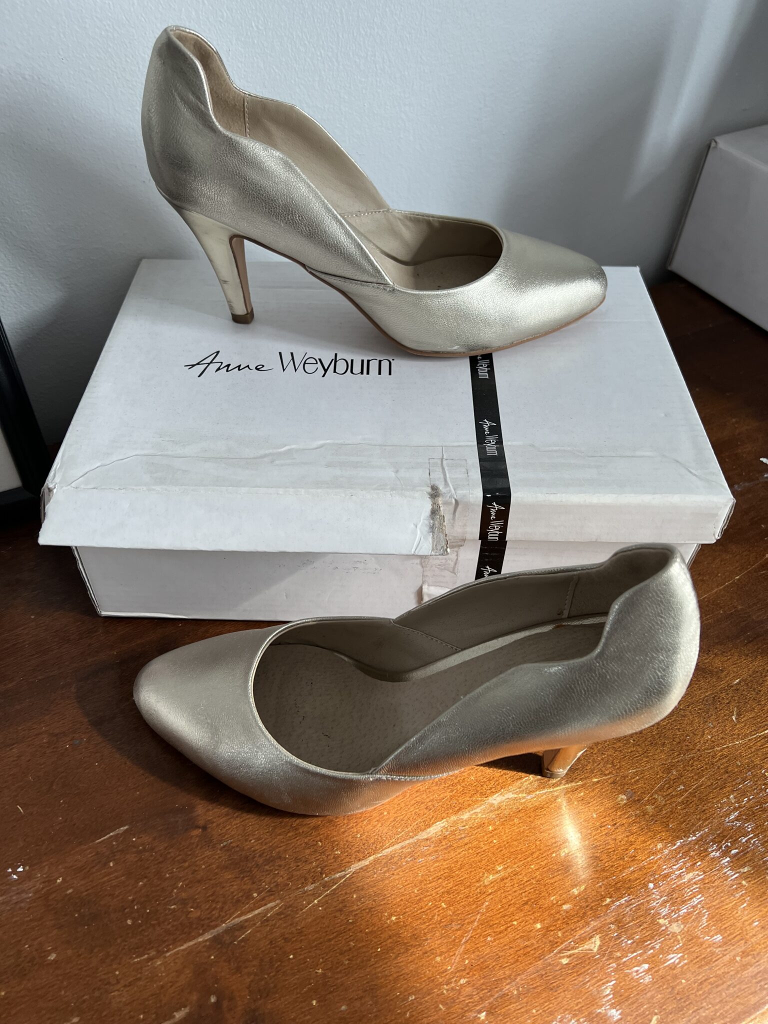 Featured image for Anne Weyburn golden shoes with heels