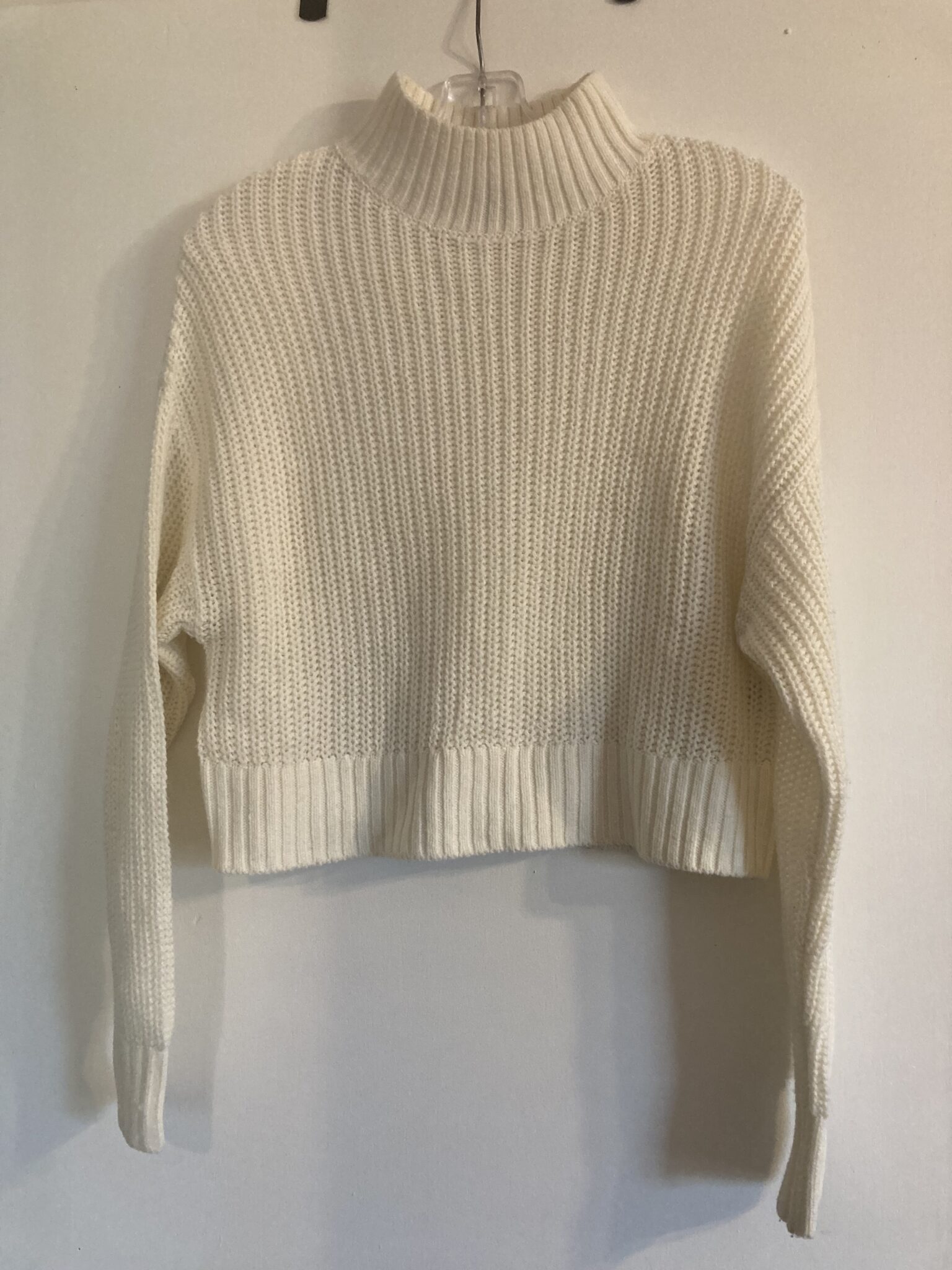 Featured image for Chandail blanc cassé