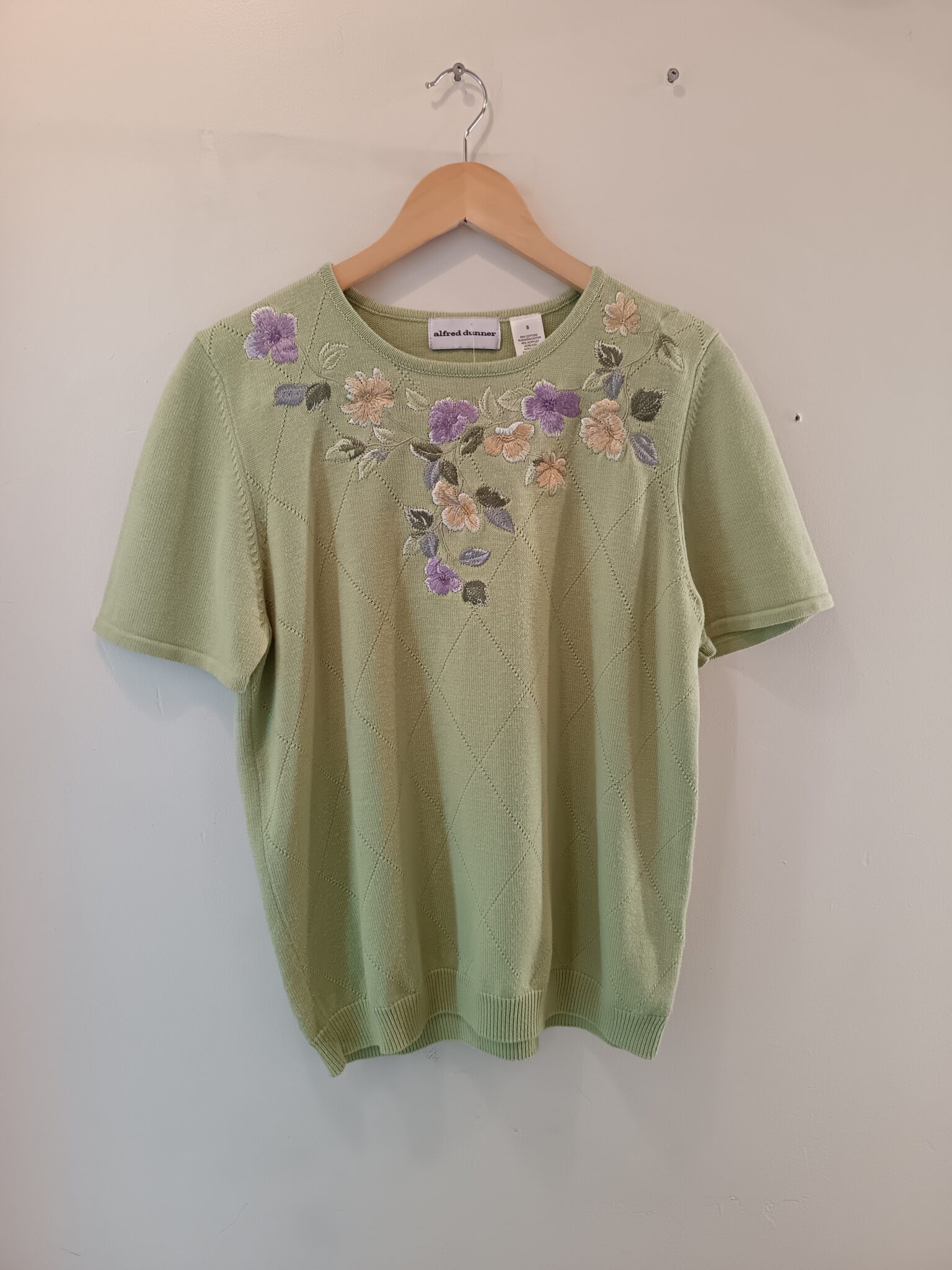 Featured image for Pull vert brodé manches courtes style vintage