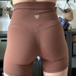 Thumbnail for Short de yoga Aritzia