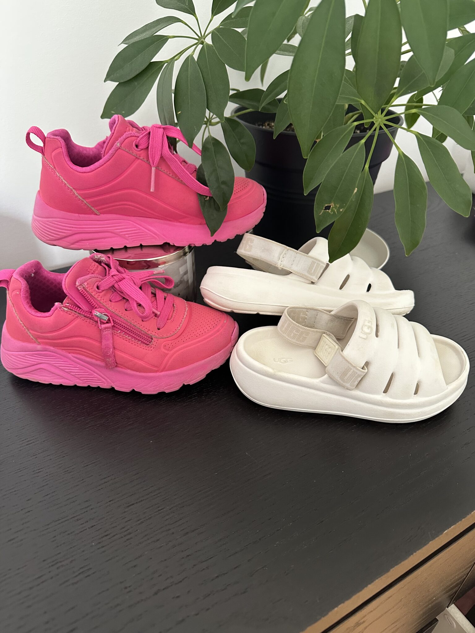 Featured image for Souliers enfants ( sketchers et Ugg’s)