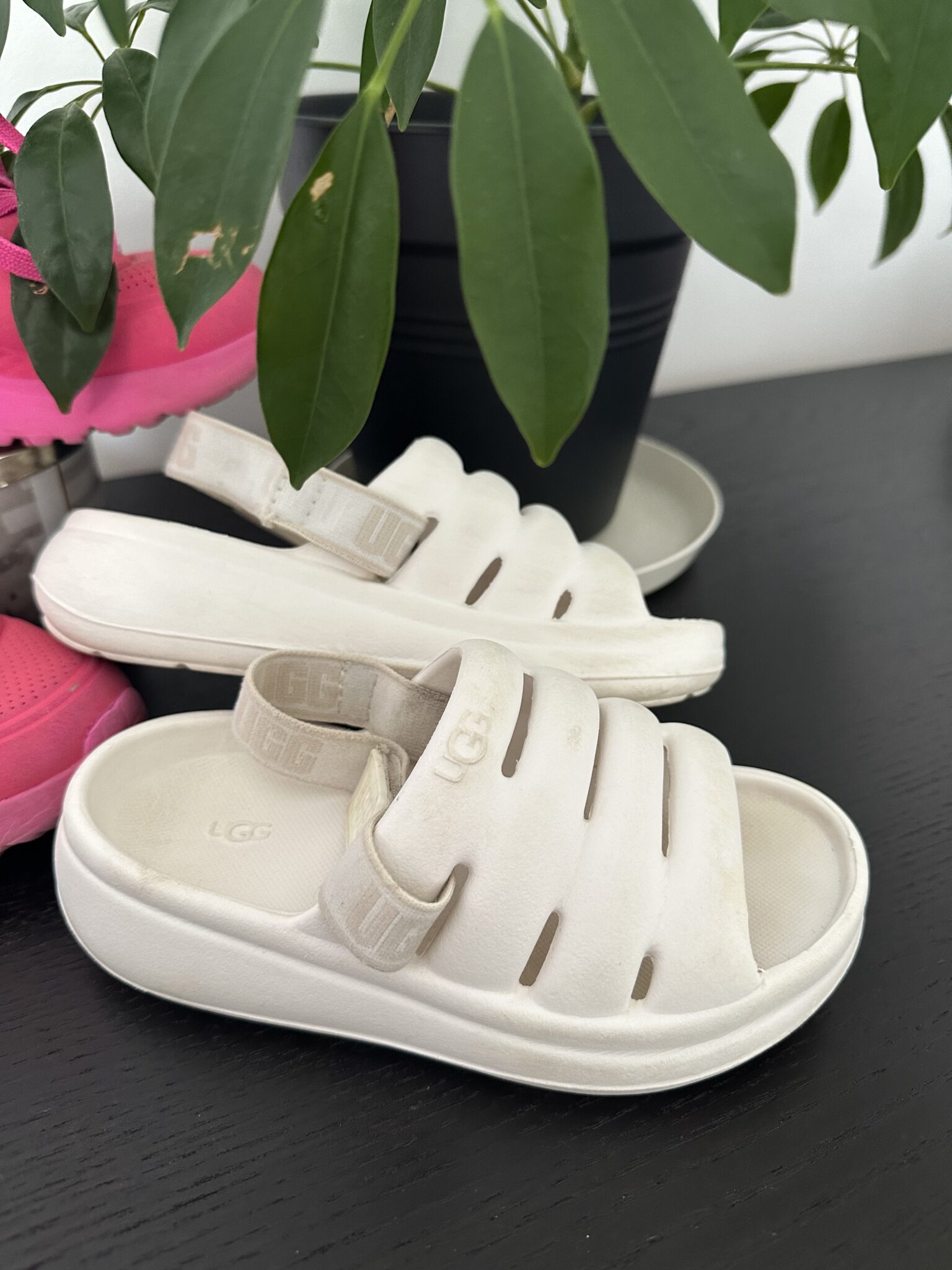 Image for Souliers enfants ( sketchers et Ugg’s)