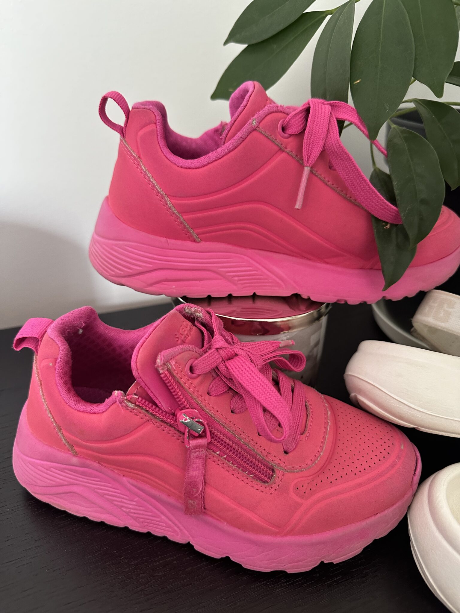 Image for Souliers enfants ( sketchers et Ugg’s)