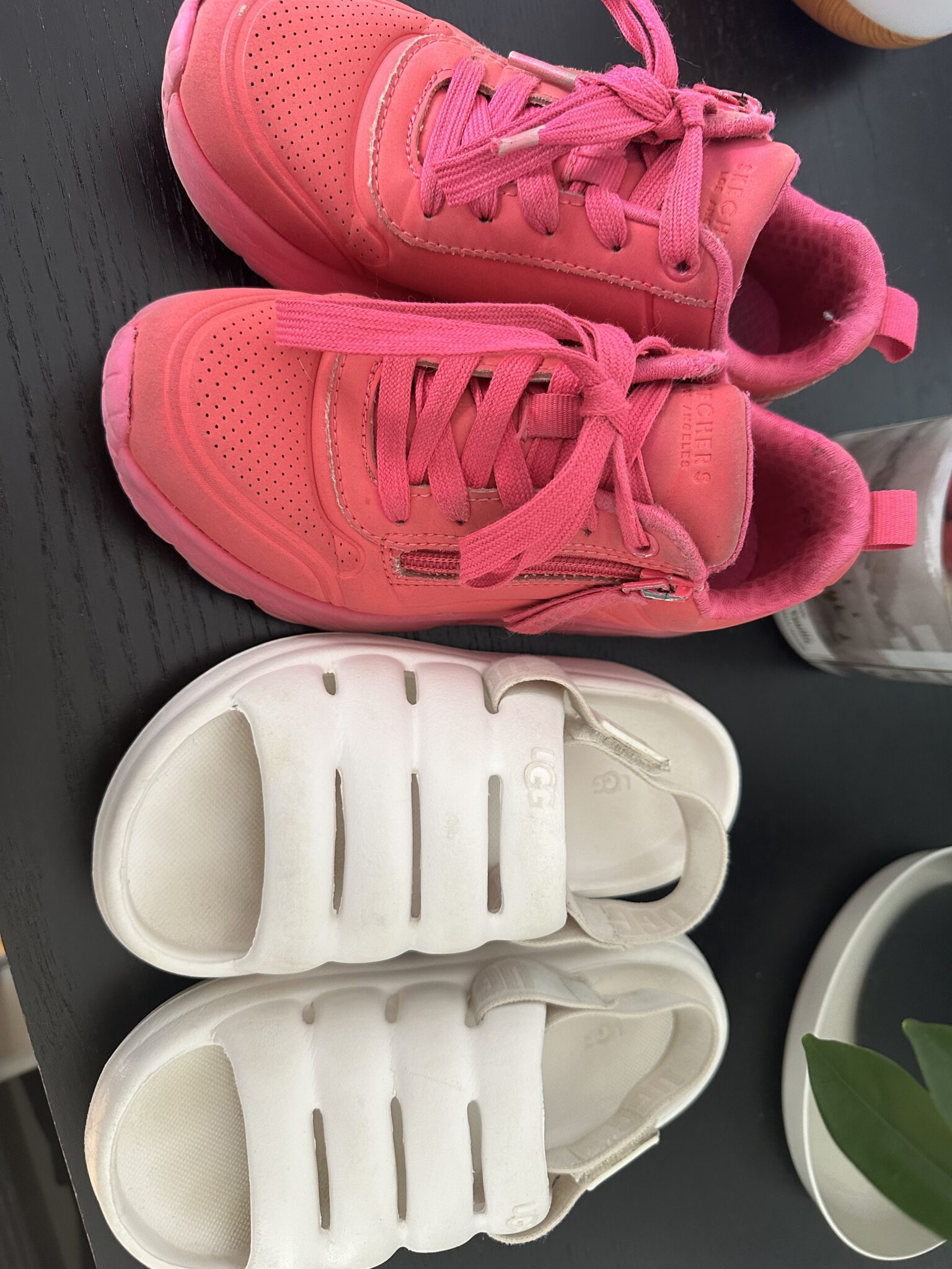 Image for Souliers enfants ( sketchers et Ugg’s)