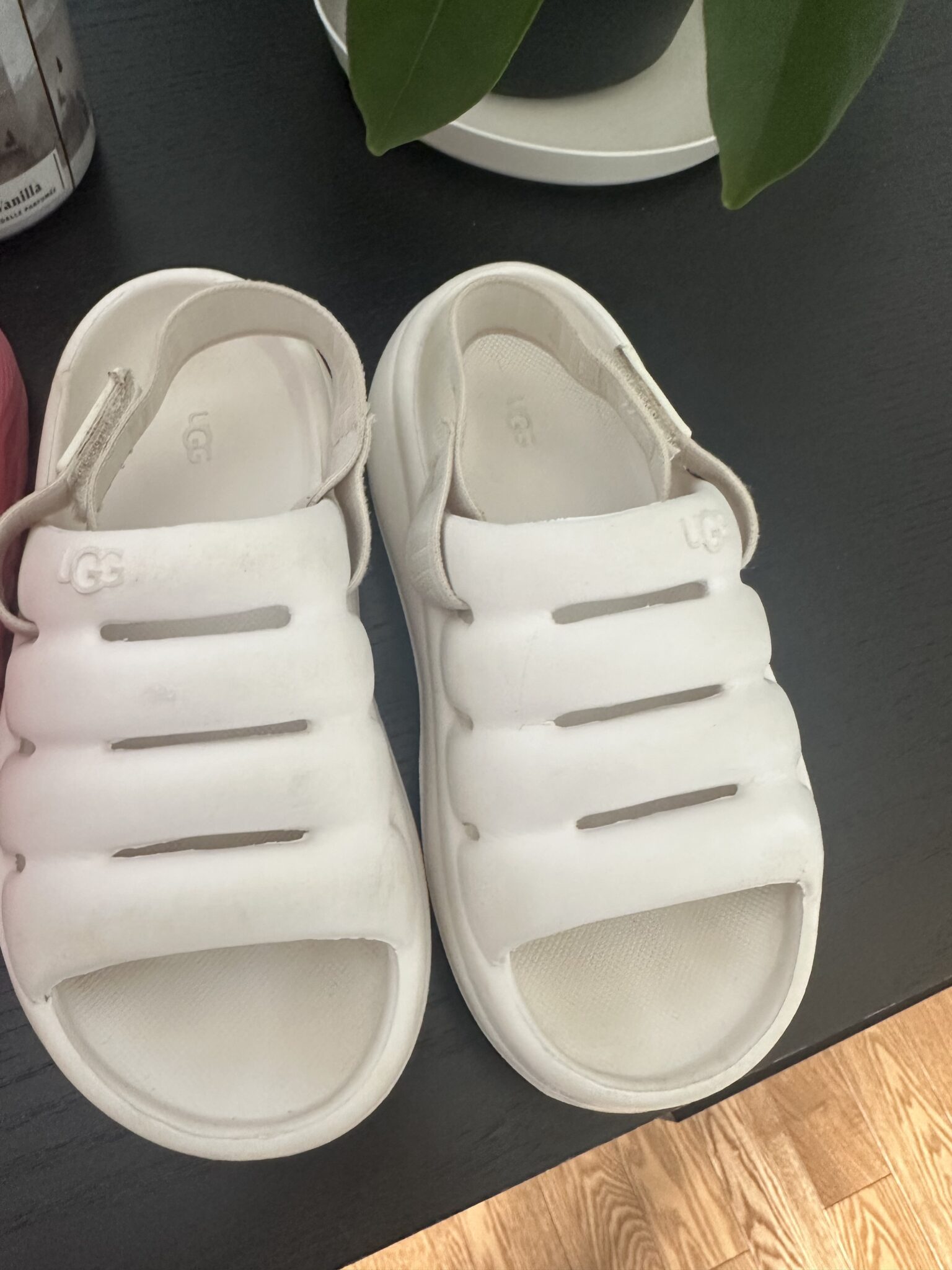Image for Souliers enfants ( sketchers et Ugg’s)