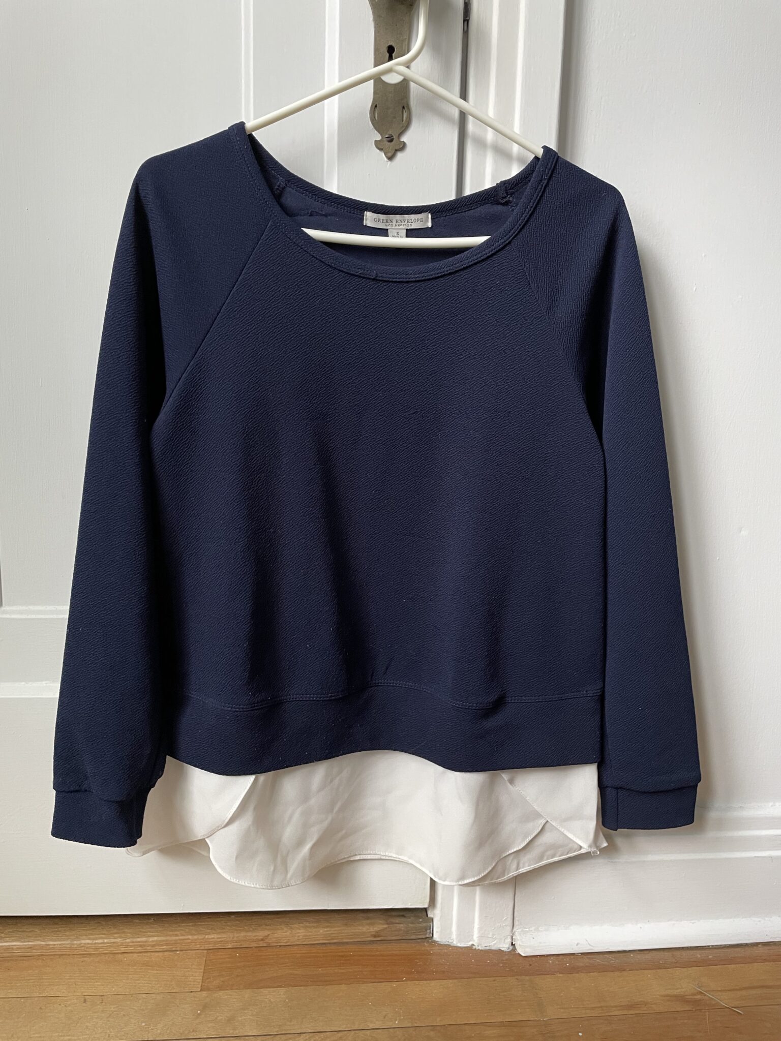 Featured image for Long-sleeved shirt with integrated hem