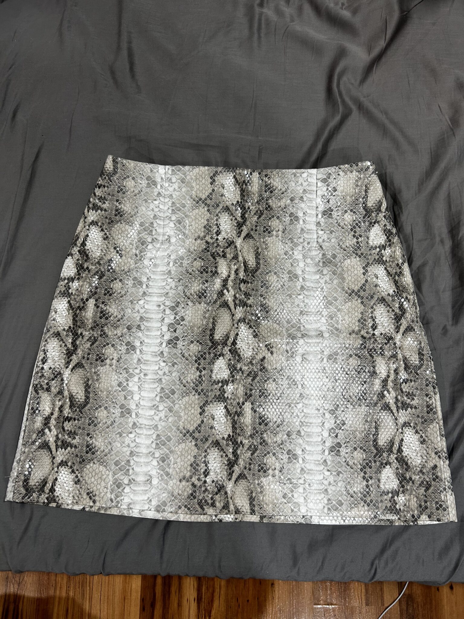 Featured image for Jupe en cuir peau de serpent