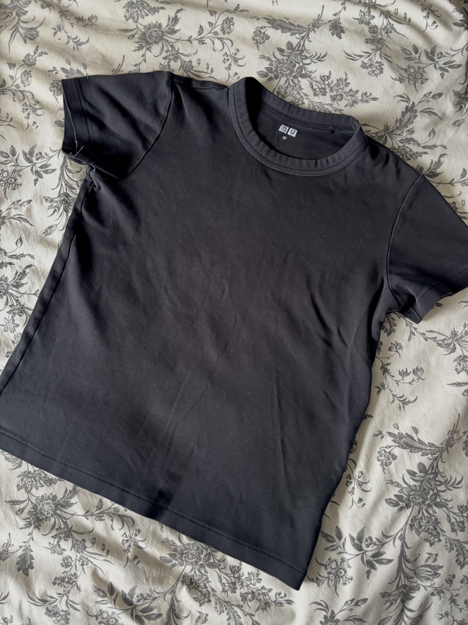 Featured image for Black T-shirt 100% cotton U UNIQLO (M)