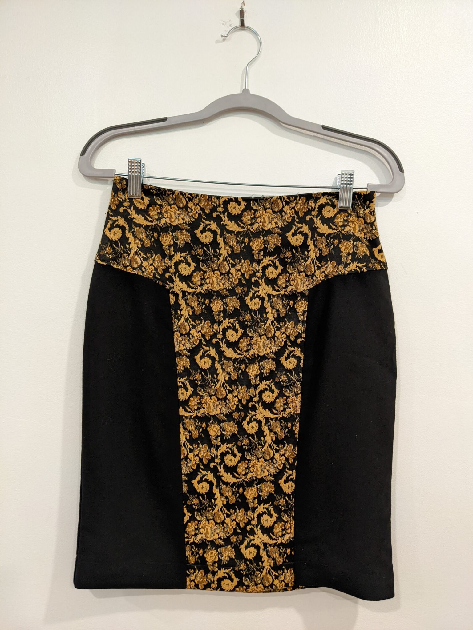 Featured image for Jupe droite noire et or des designers canadiennes Annie 50