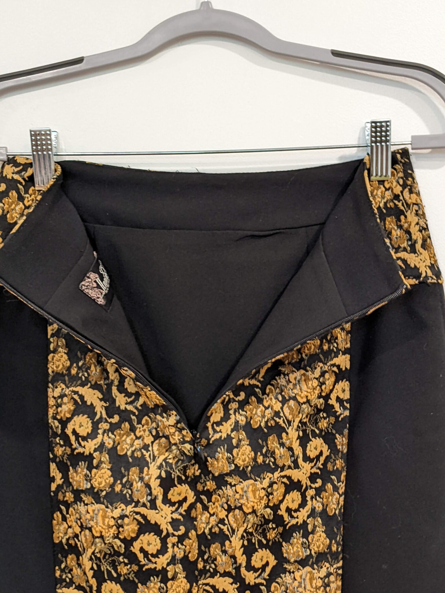 Image for Jupe droite noire et or des designers canadiennes Annie 50