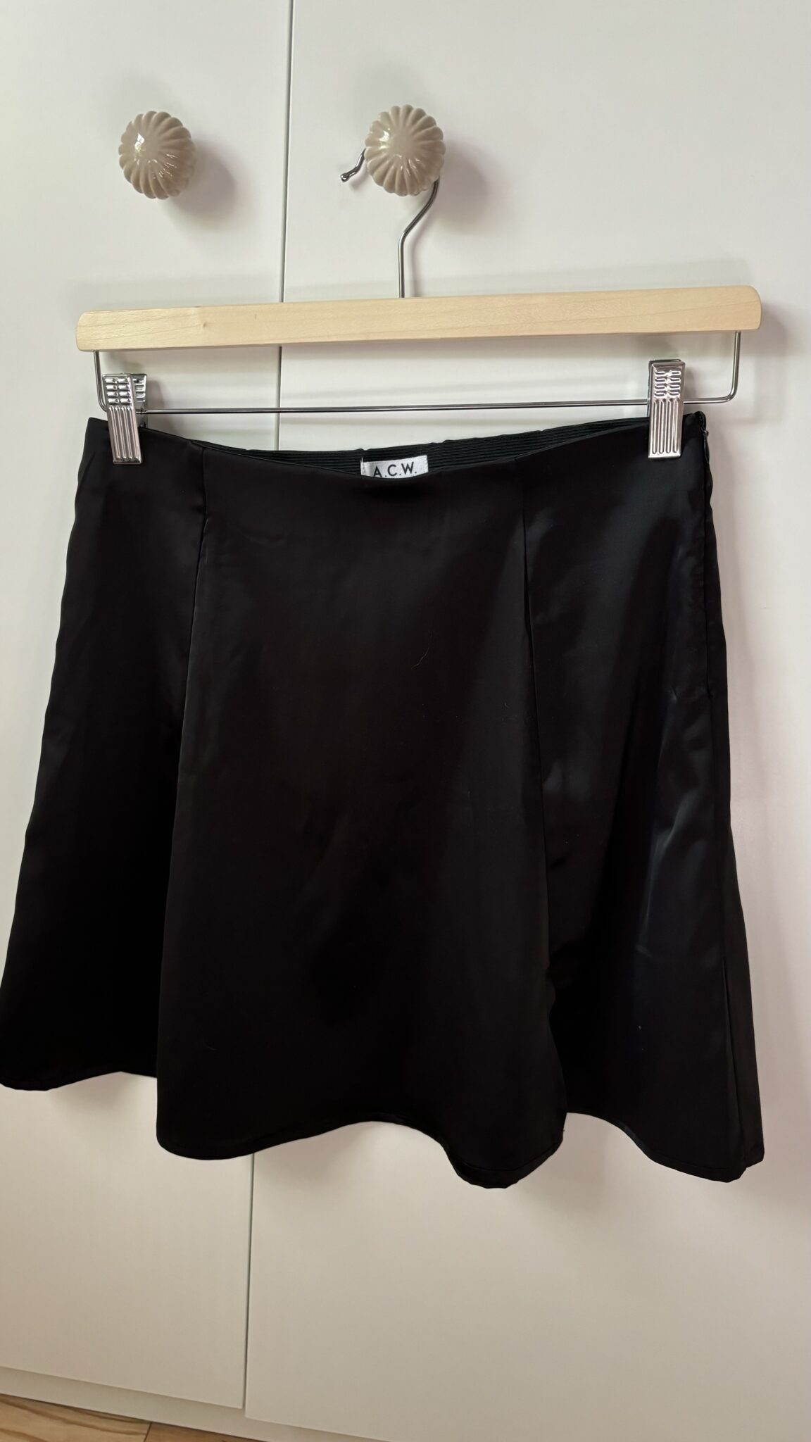 Featured image for Jupe courte en satin