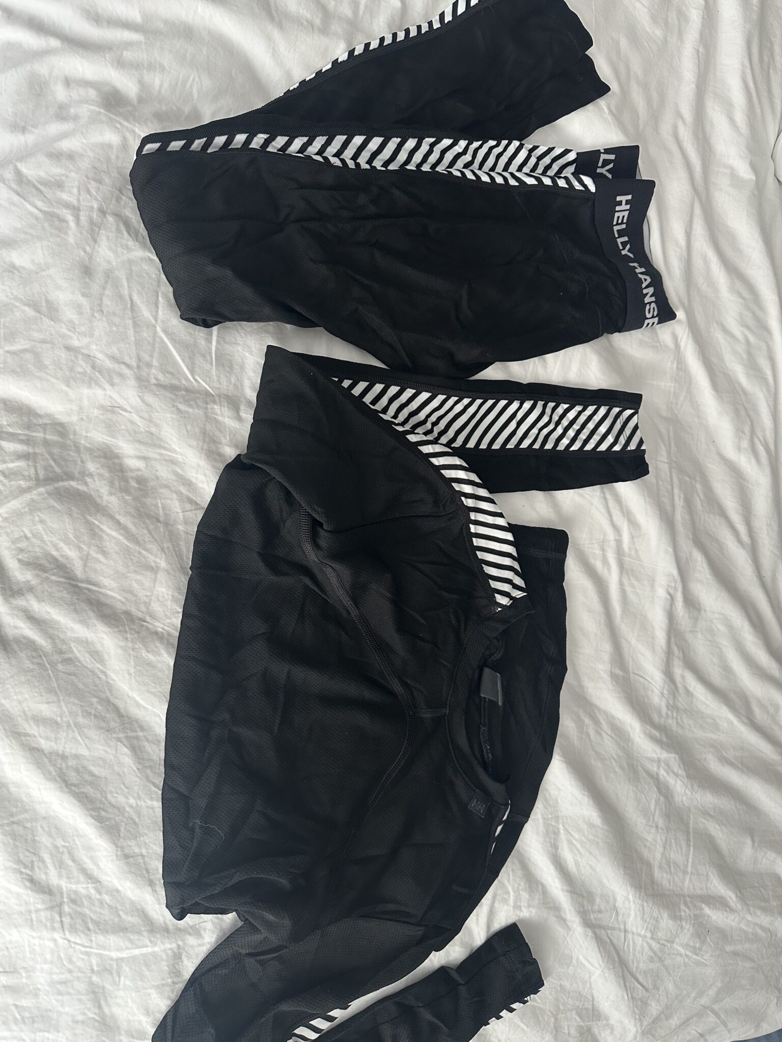 Image for Pantalon Helly Hansen LIFA® pour femme et sous-vêtement Helly Hansen LIFA® à manches longues et col ras du cou pour femme.