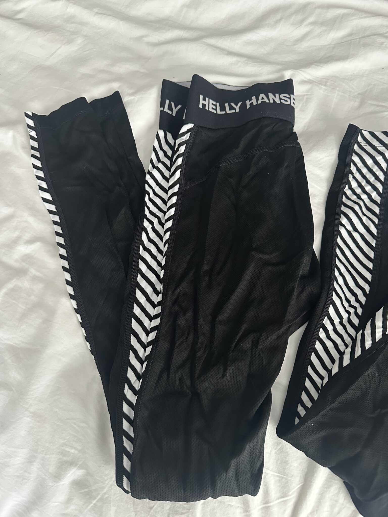 Image for Pantalon Helly Hansen LIFA® pour femme et sous-vêtement Helly Hansen LIFA® à manches longues et col ras du cou pour femme.