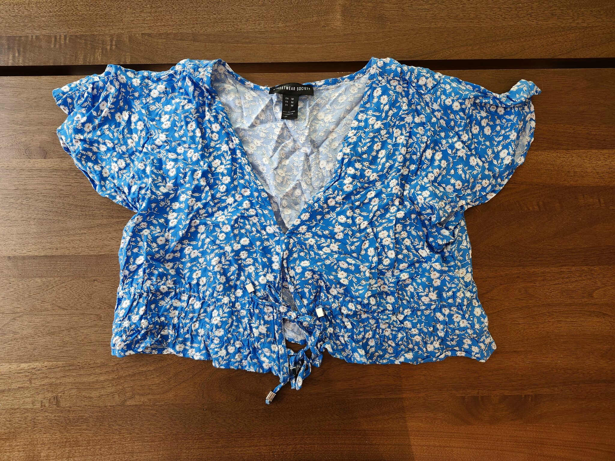 Image for Chandail fleurie bleu avec boucles sur le devant