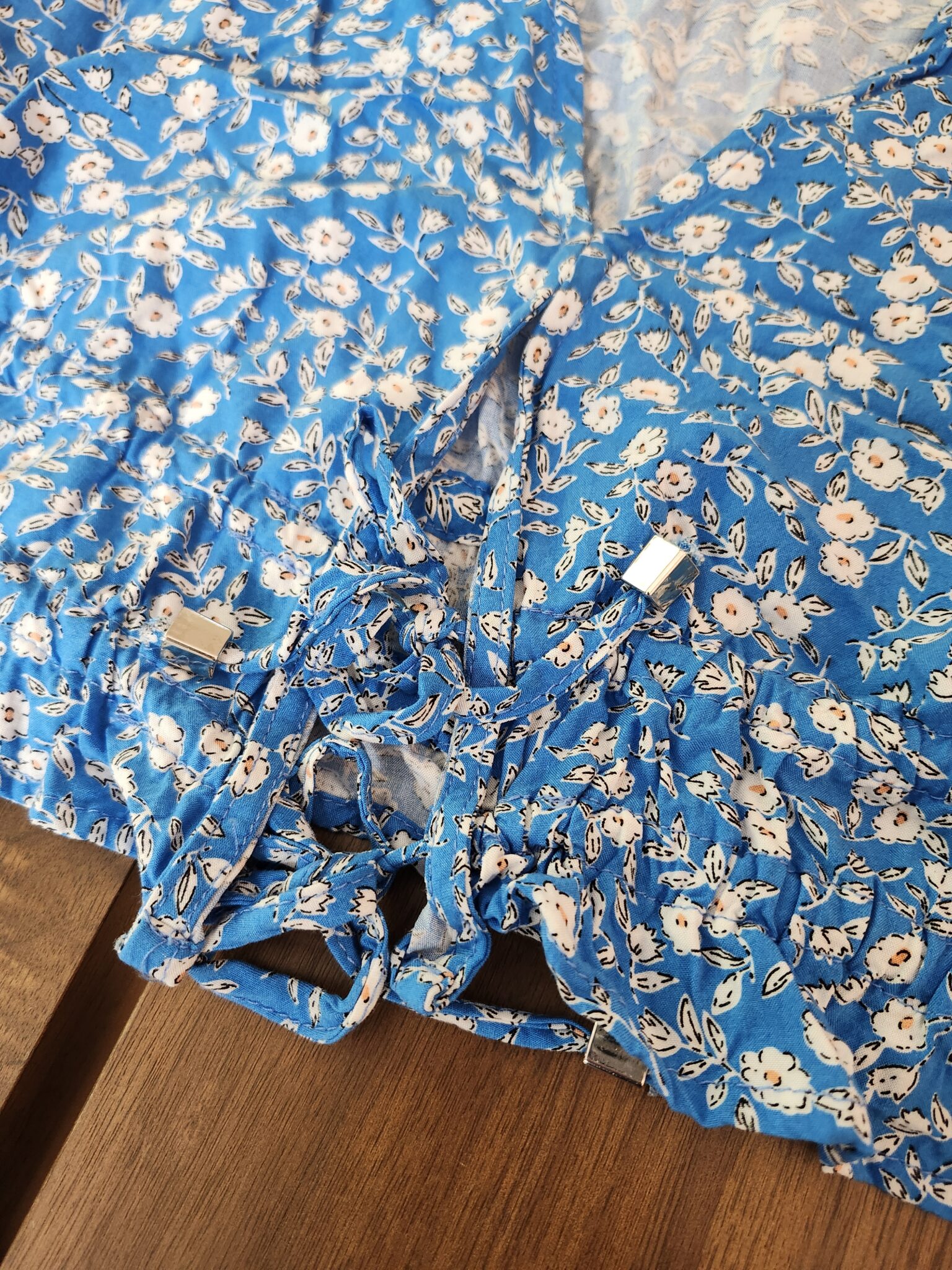Image for Chandail fleurie bleu avec boucles sur le devant