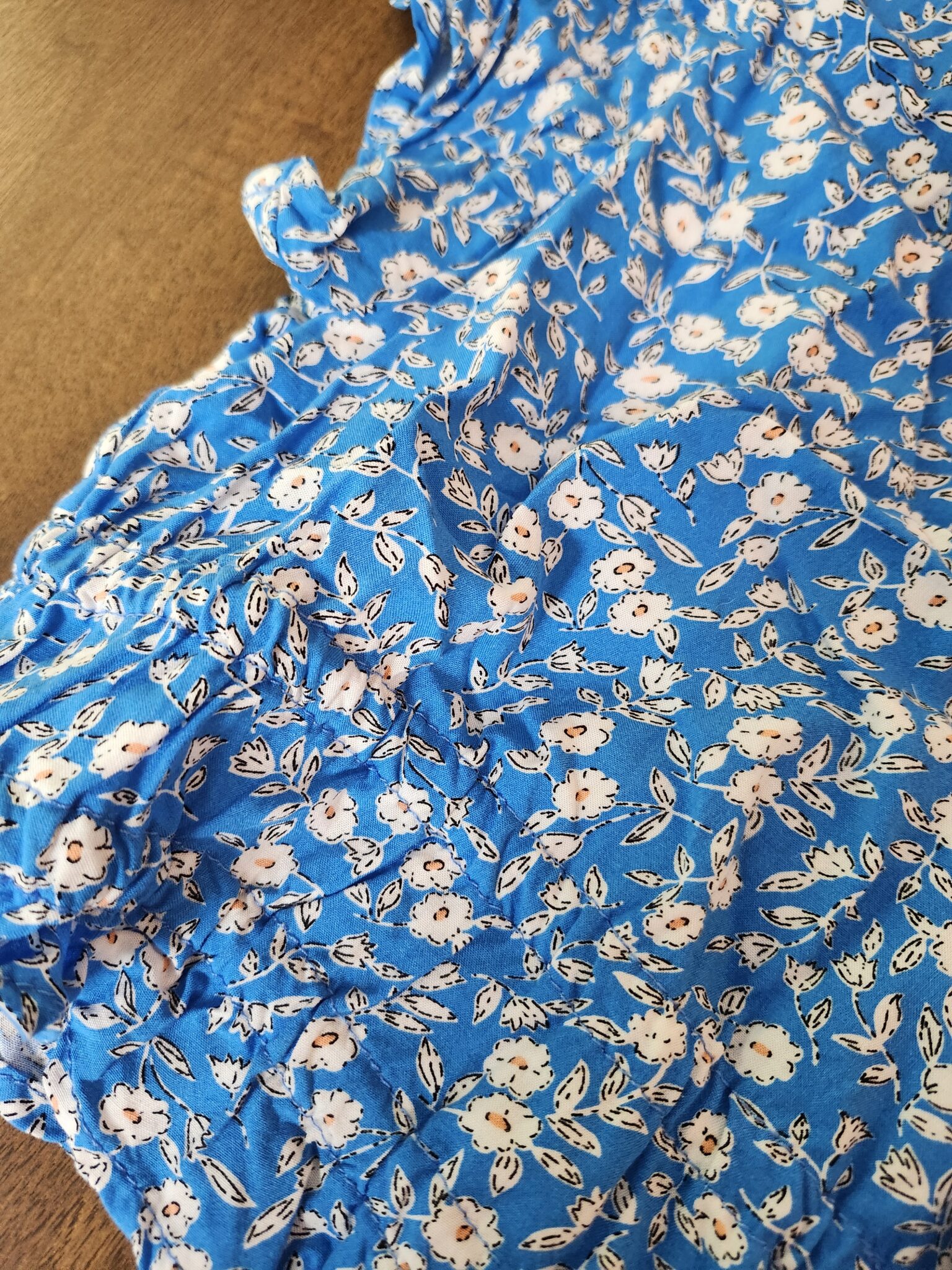 Image for Chandail fleurie bleu avec boucles sur le devant