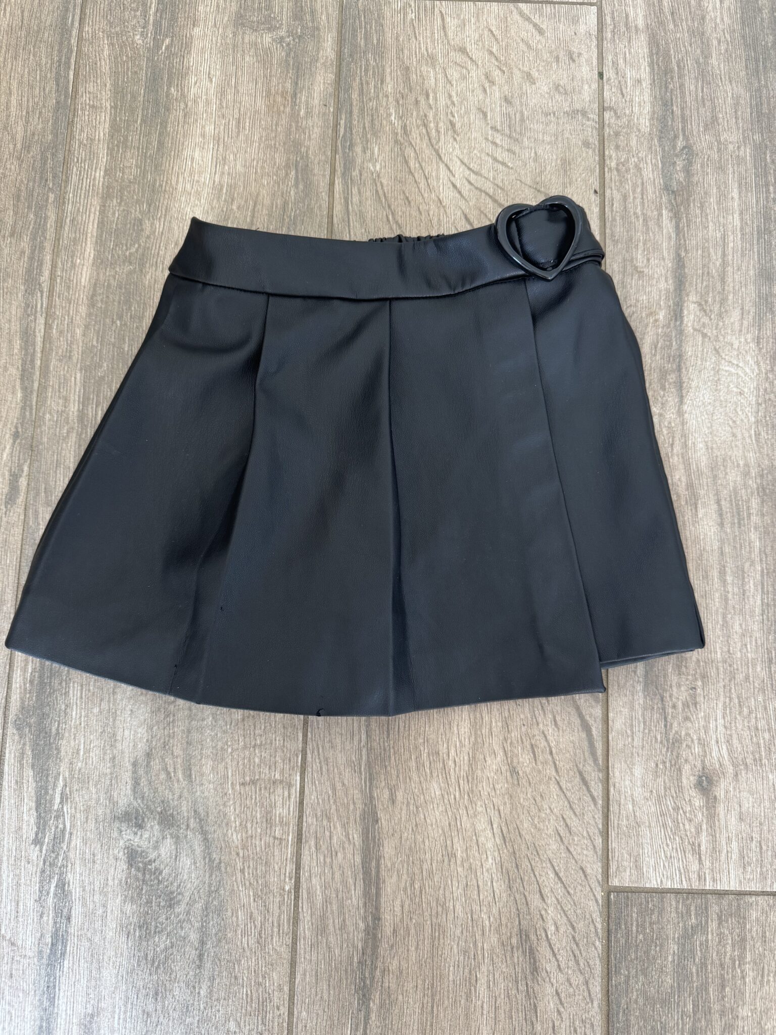 Featured image for 4-5 ans -Jupe short faux cuir Zara