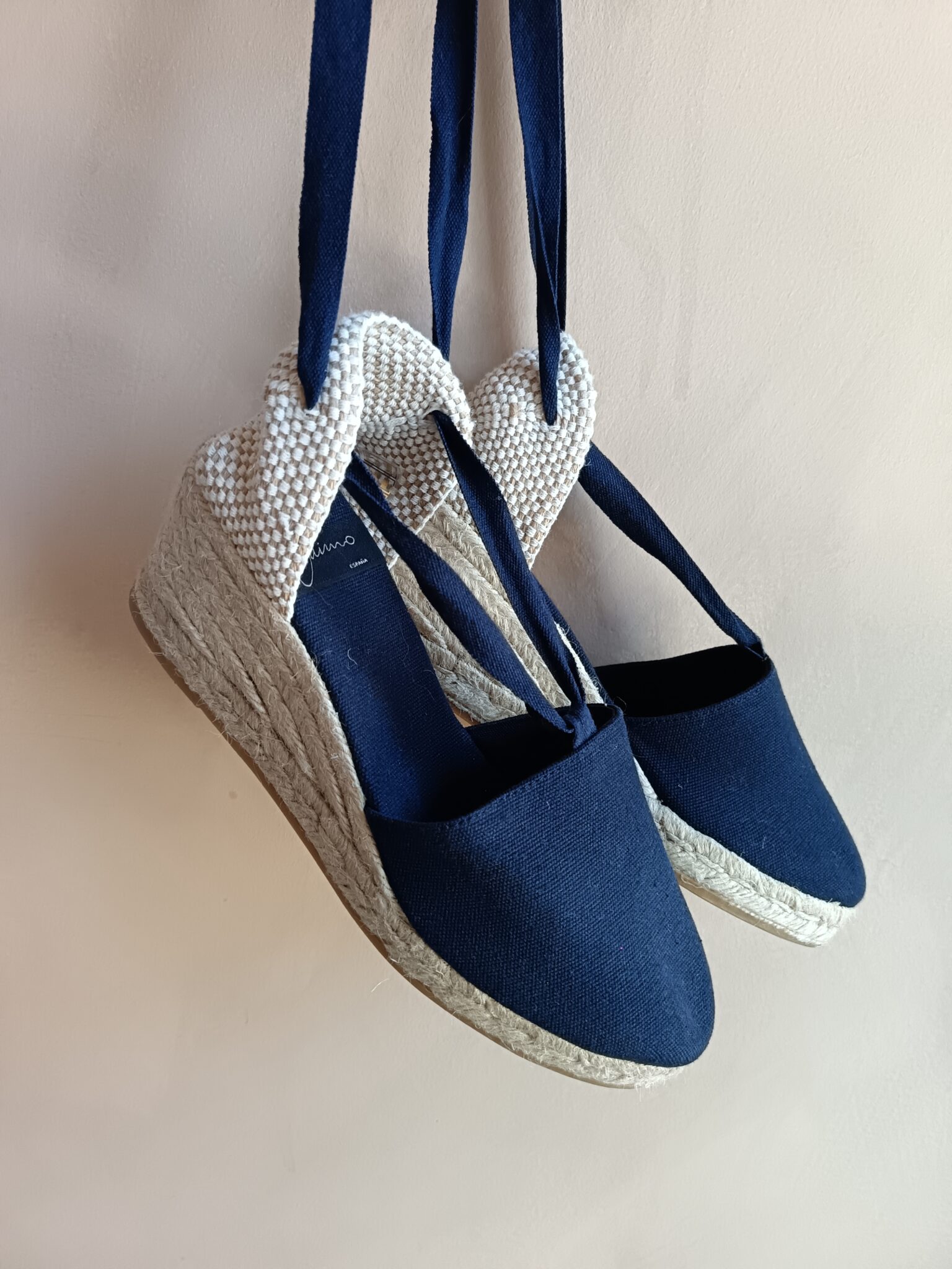 Featured image for Espadrilles en toile bleu marine fabriquées en Espagne