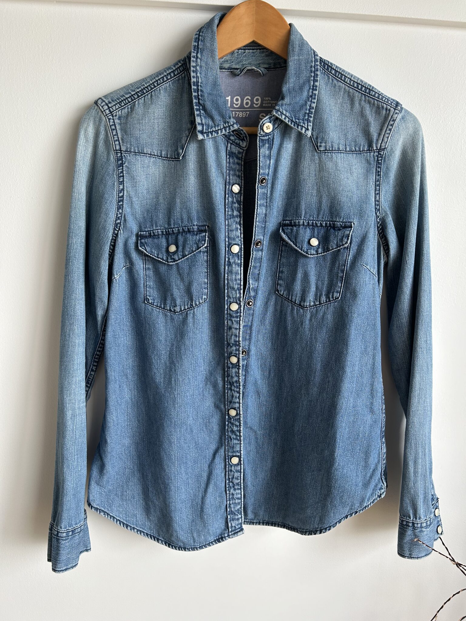 Featured image for Chemise en jean cintrée