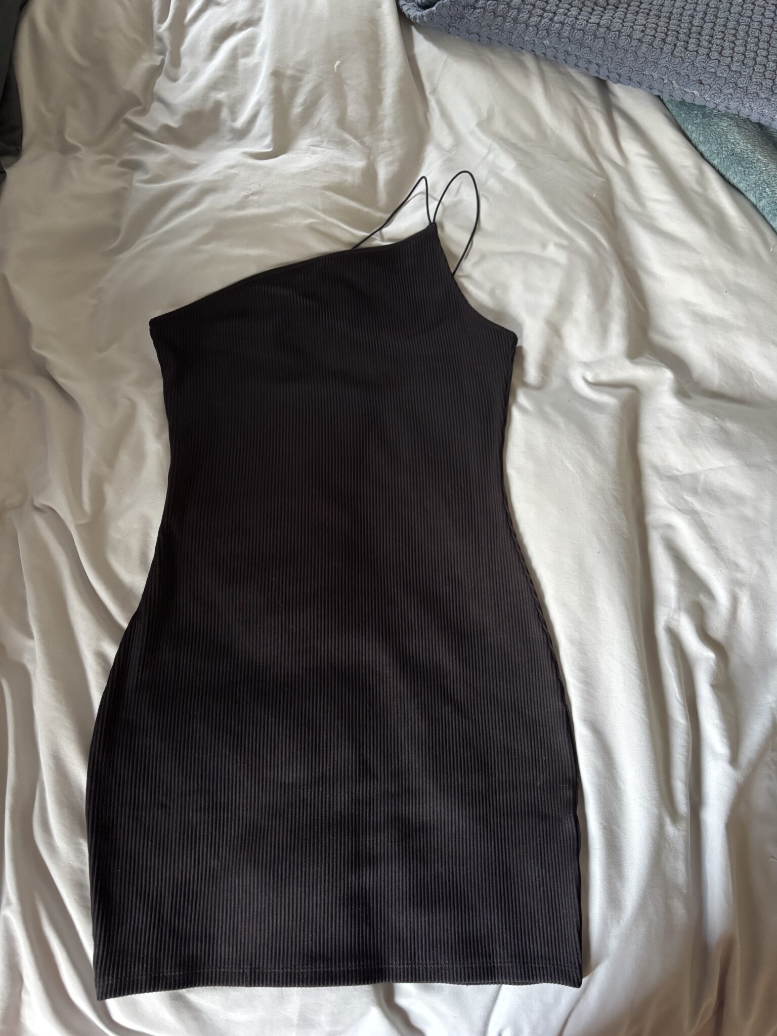 Featured image for Robe avec bretelles asymétrique