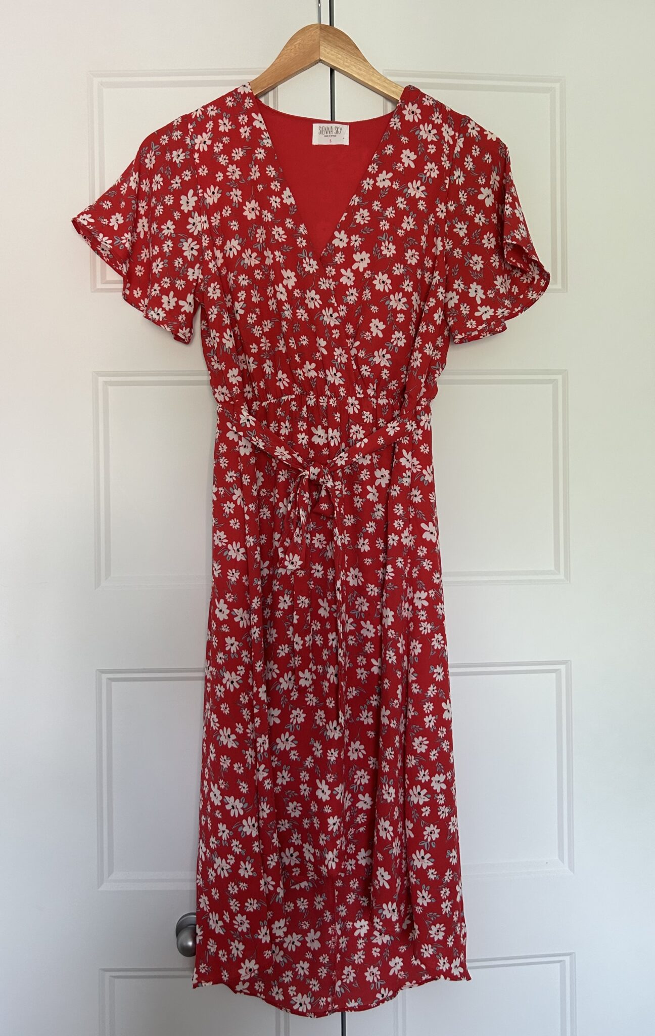 Featured image for Robe style cache-coeur mi-longue rouge