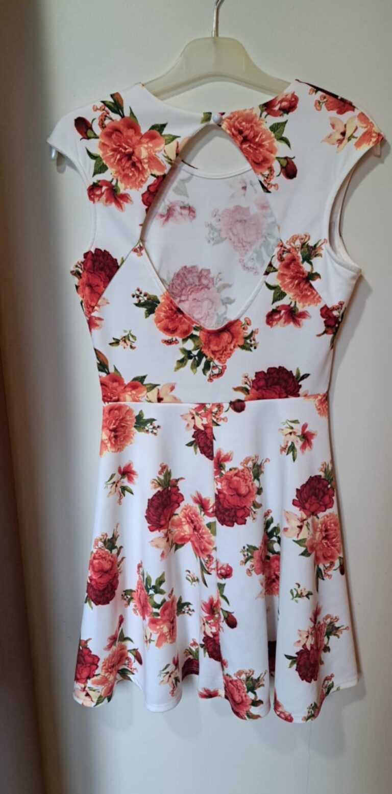 Image for Jolie robe fleurie pour la saison estivale - Le Château Taille L (cependant taillée très petite)