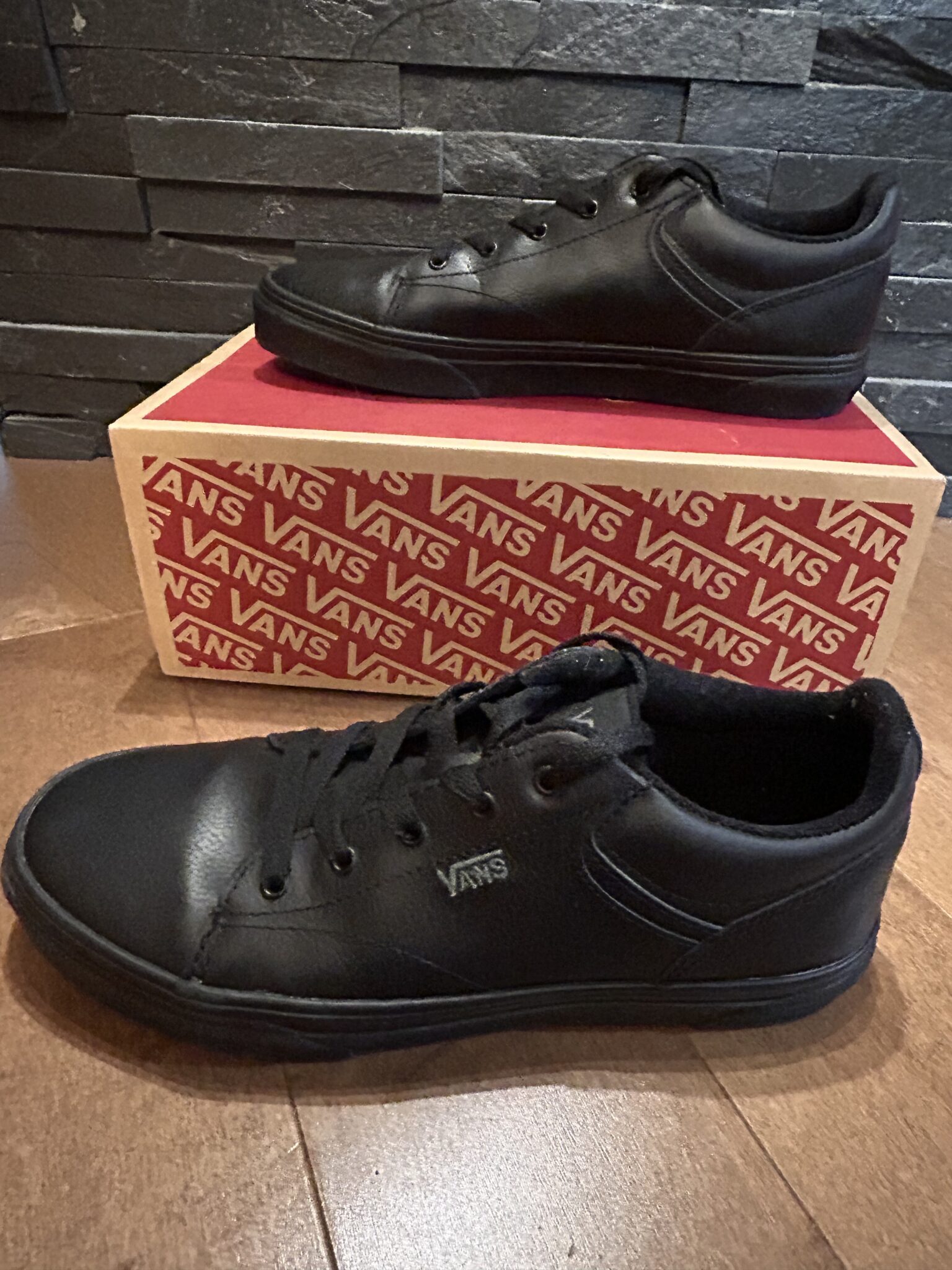 Featured image for Chaussures Vans noir en cuir synthétique pour garçons - modèle Seldan