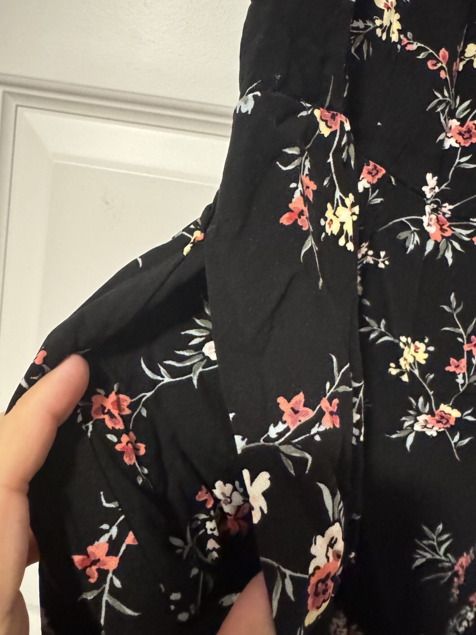 Image for Robe noire fleuri