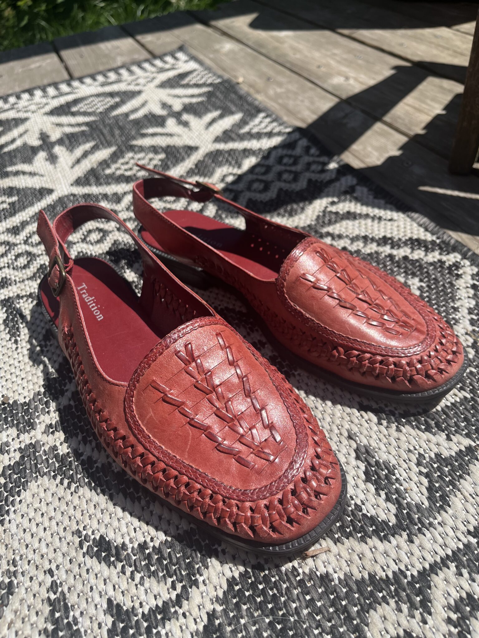 Featured image for Chaussure en cuir tressé