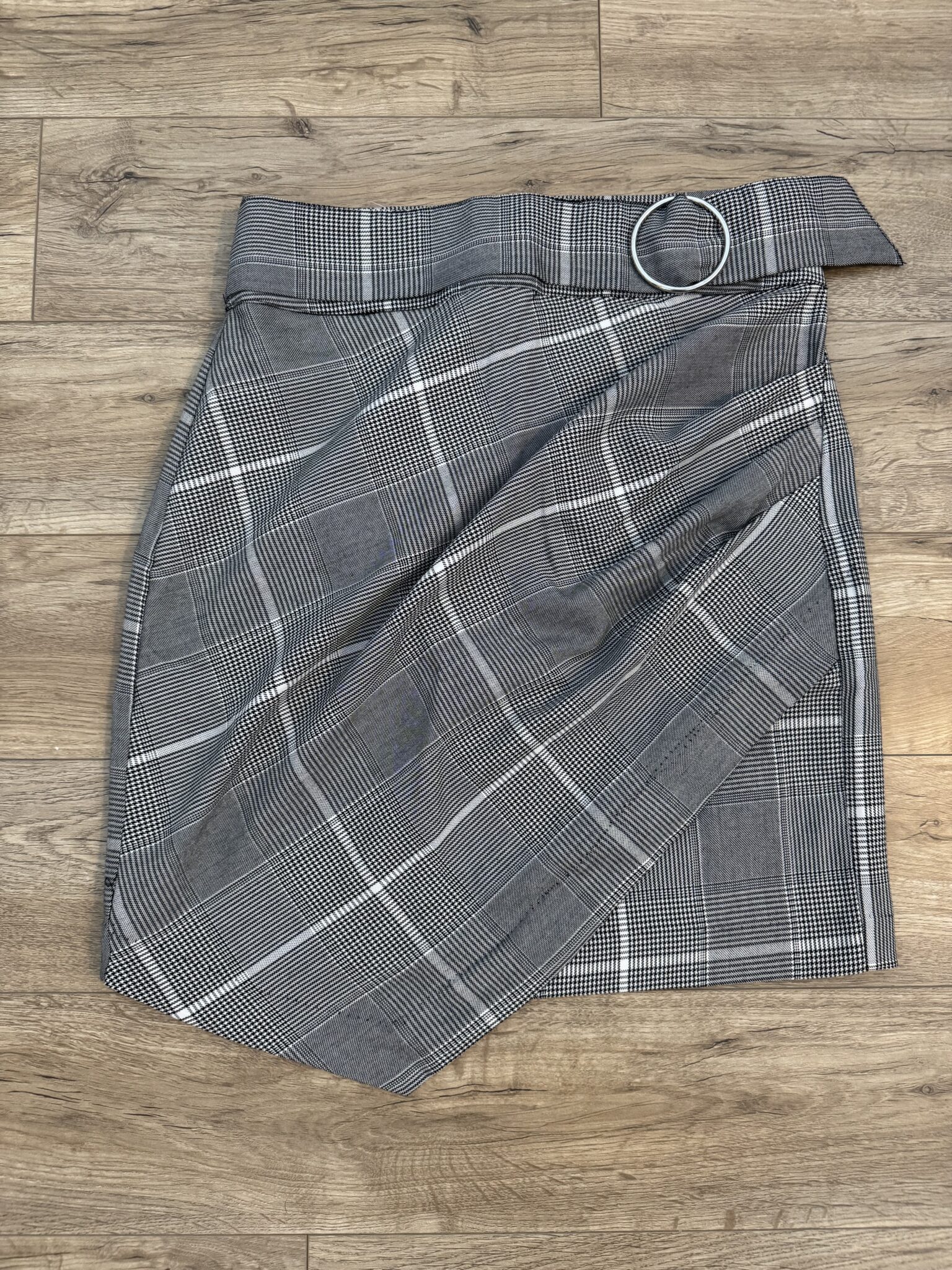 Featured image for XS - Jupe courte asymétrique Dynamite