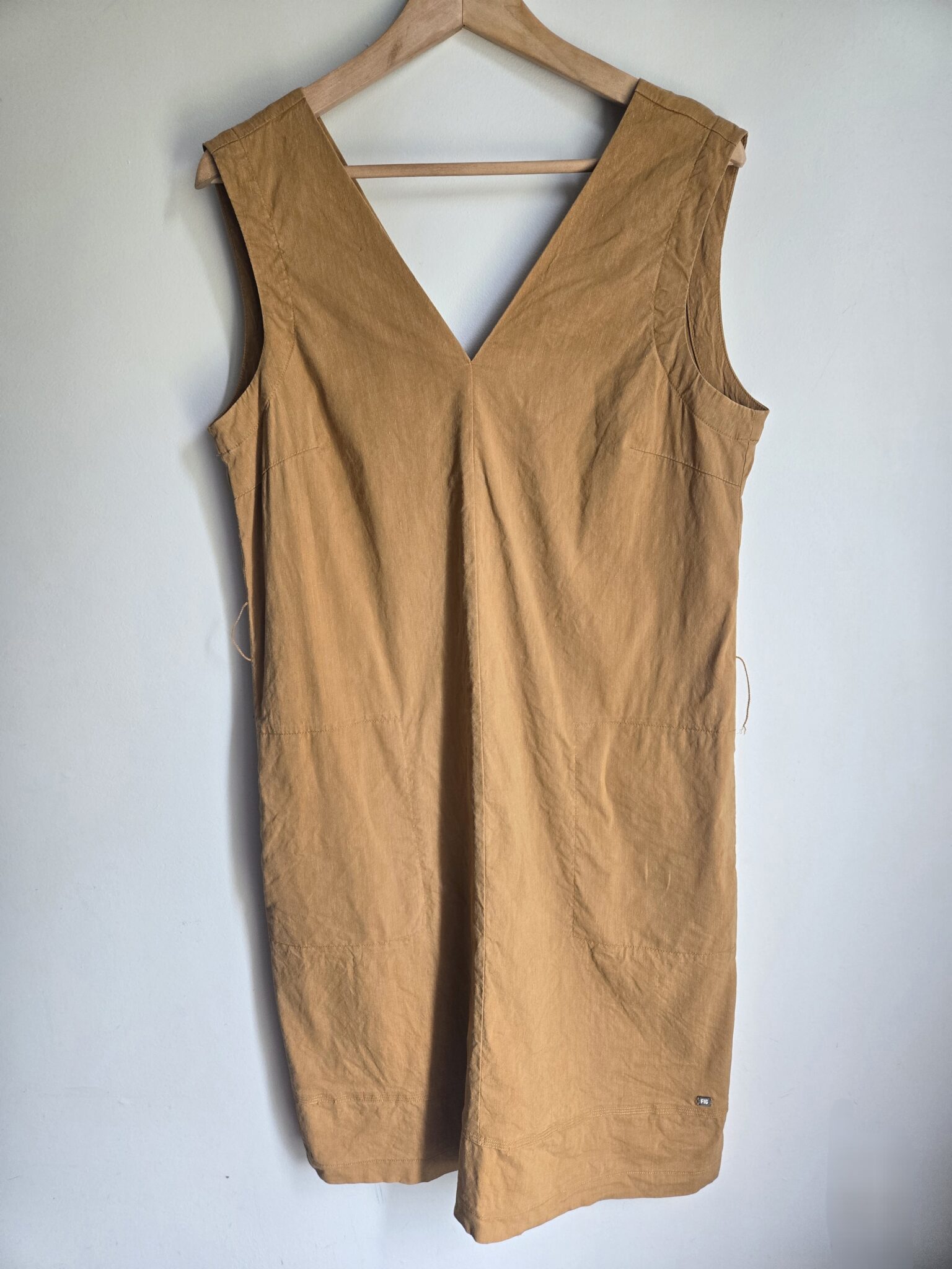 Featured image for Sleeveless dress with coordinated belt FIG