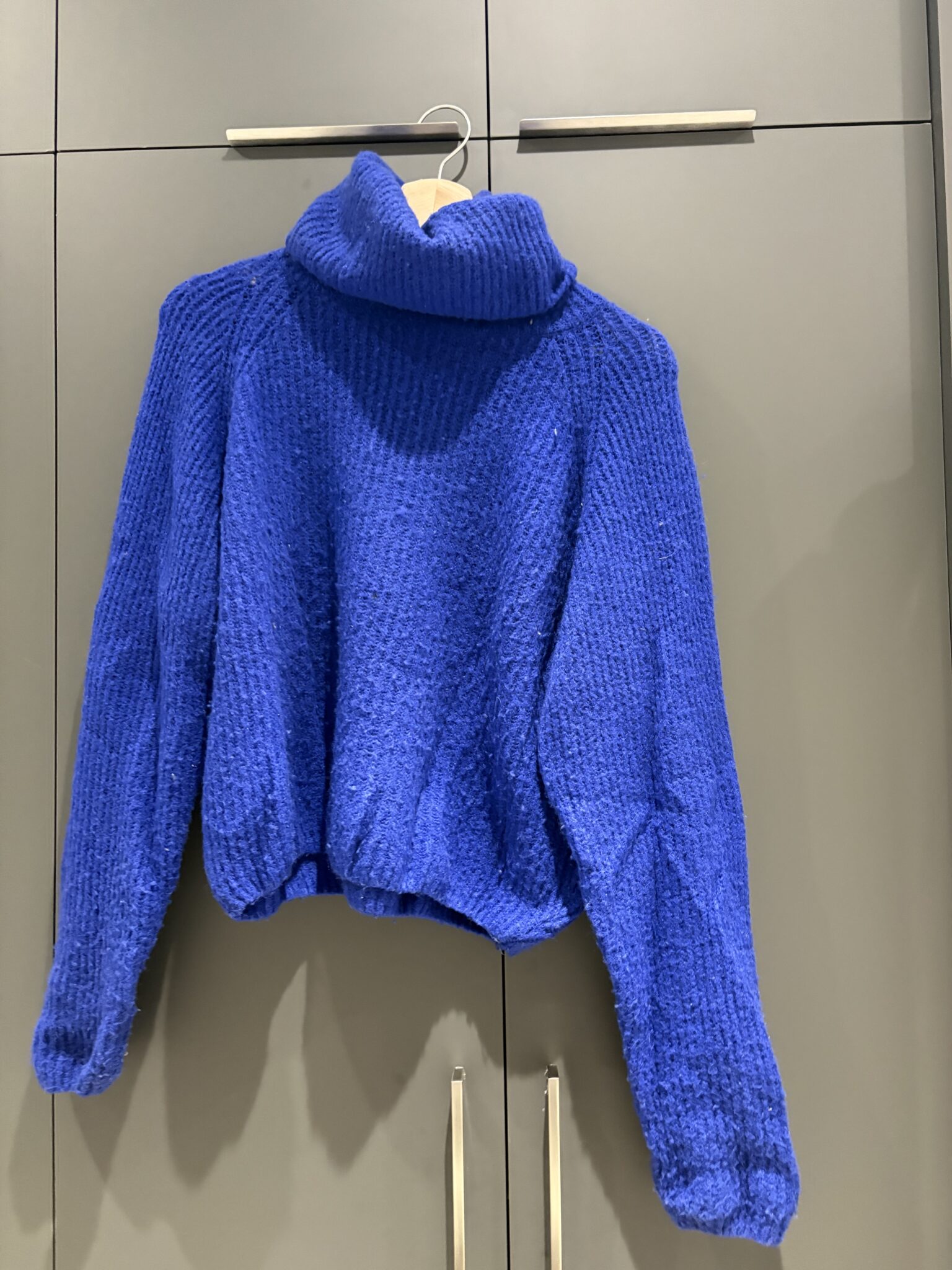 Featured image for Subdued turtleneck jumper in wool, Raglan style