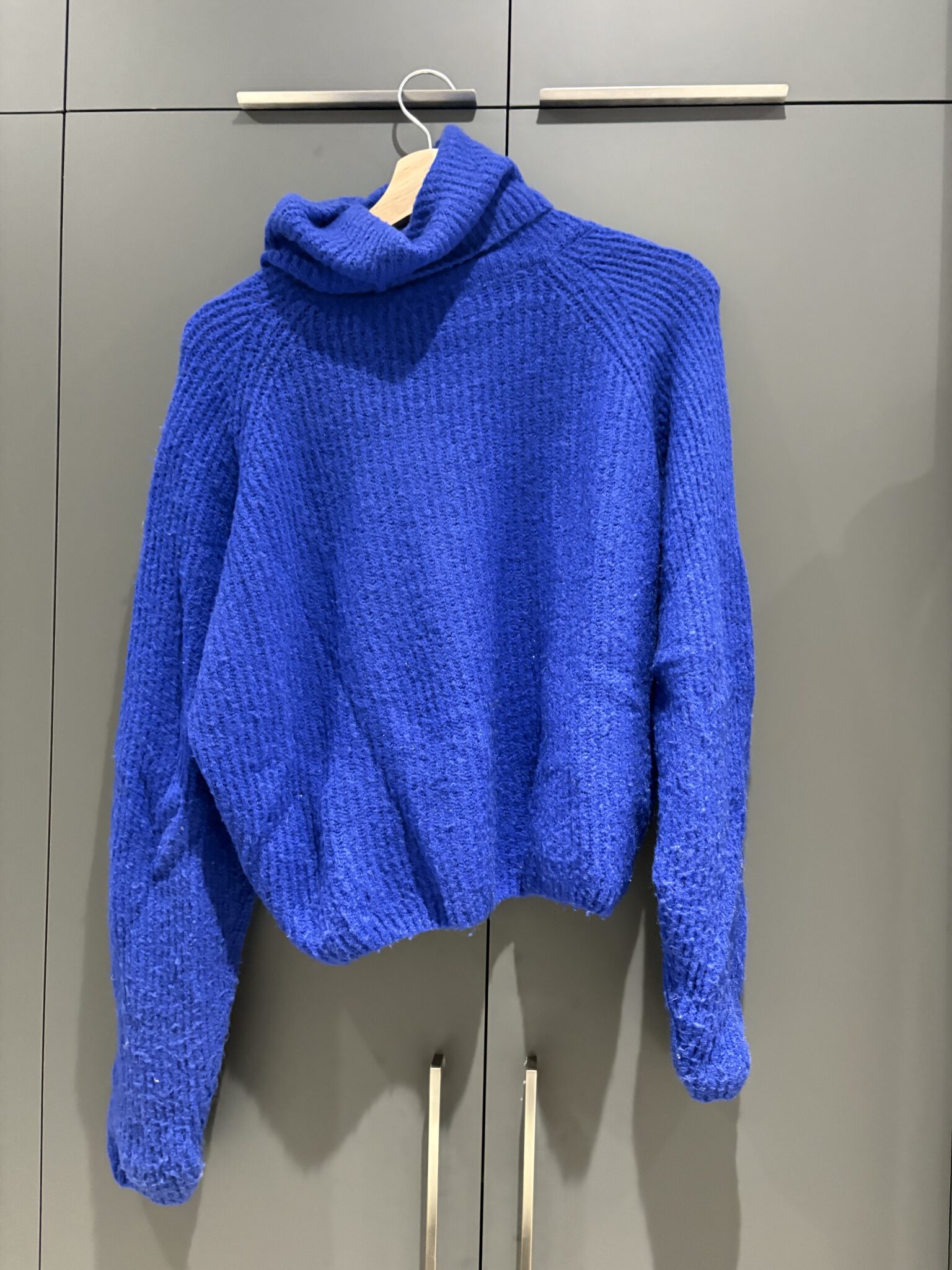 Image for Subdued turtleneck jumper in wool, Raglan style
