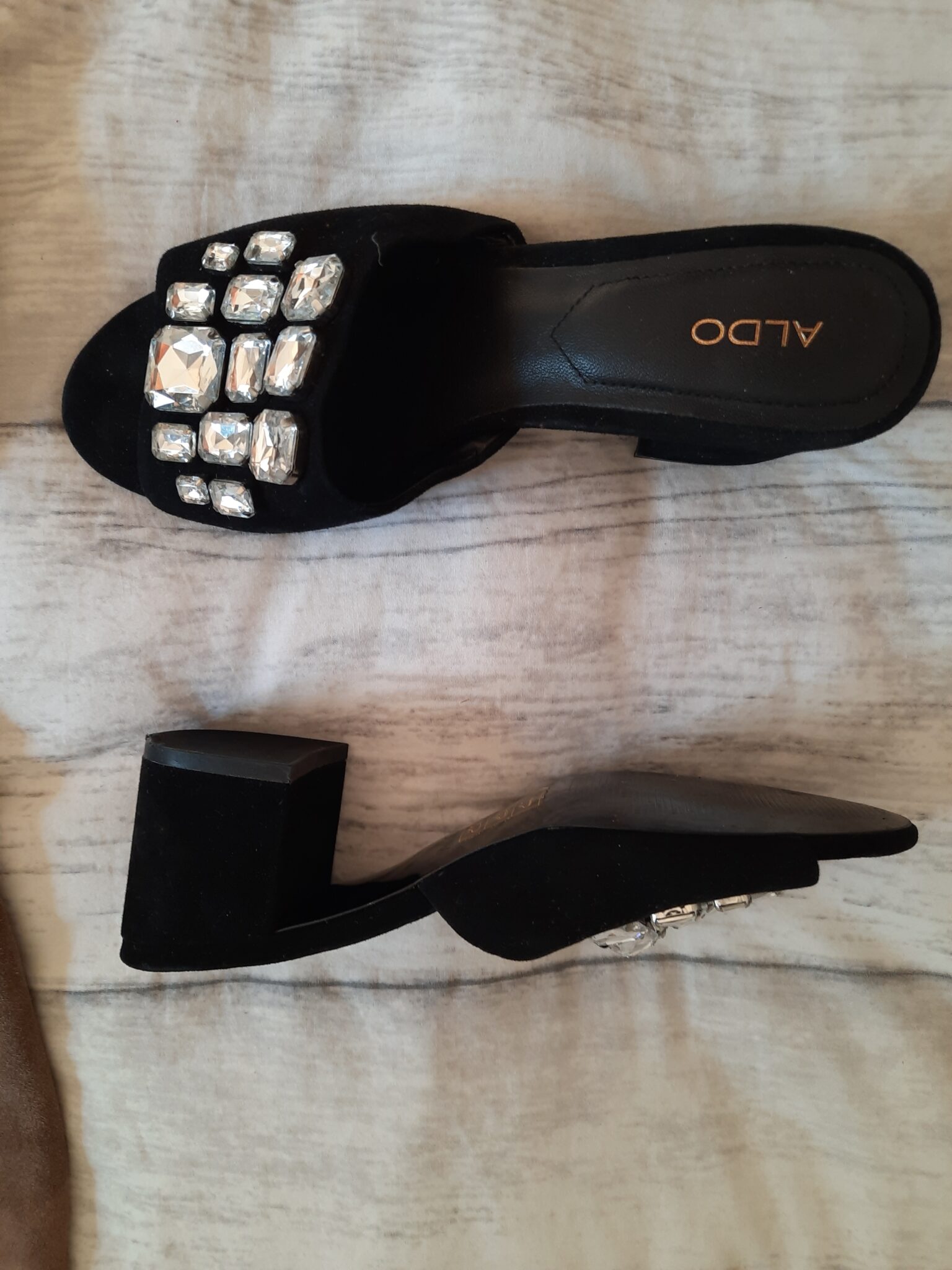 Featured image for Magnifiques souliers noirs à talons carrés avec ornements