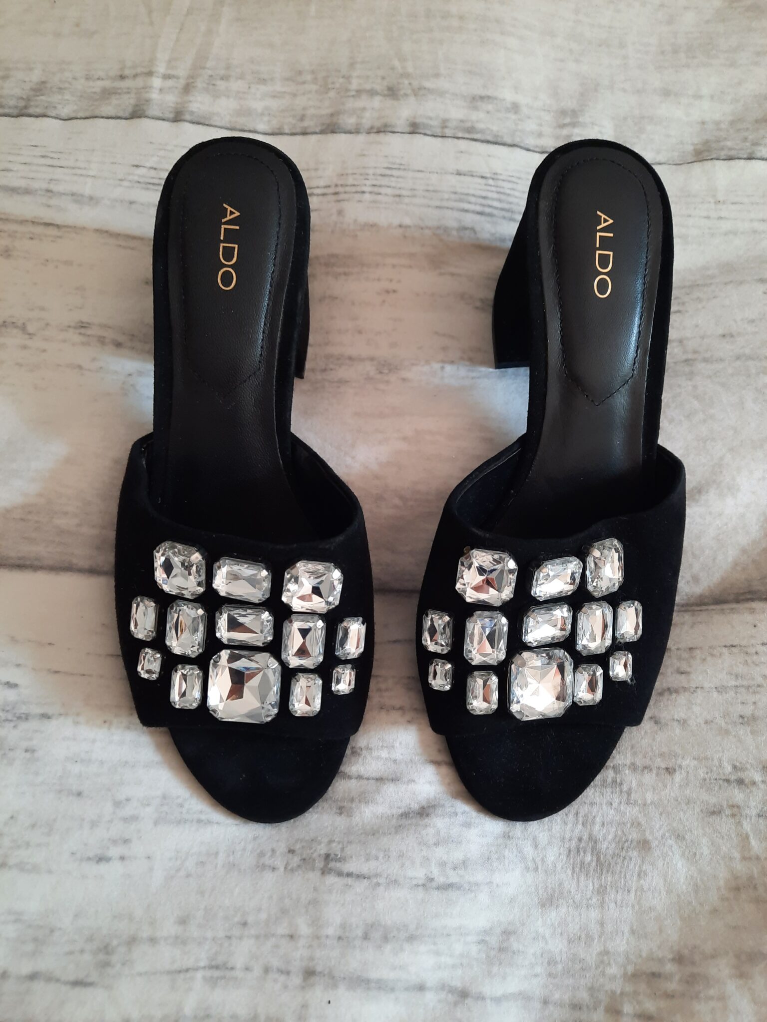 Image for Magnifiques souliers noirs à talons carrés avec ornements