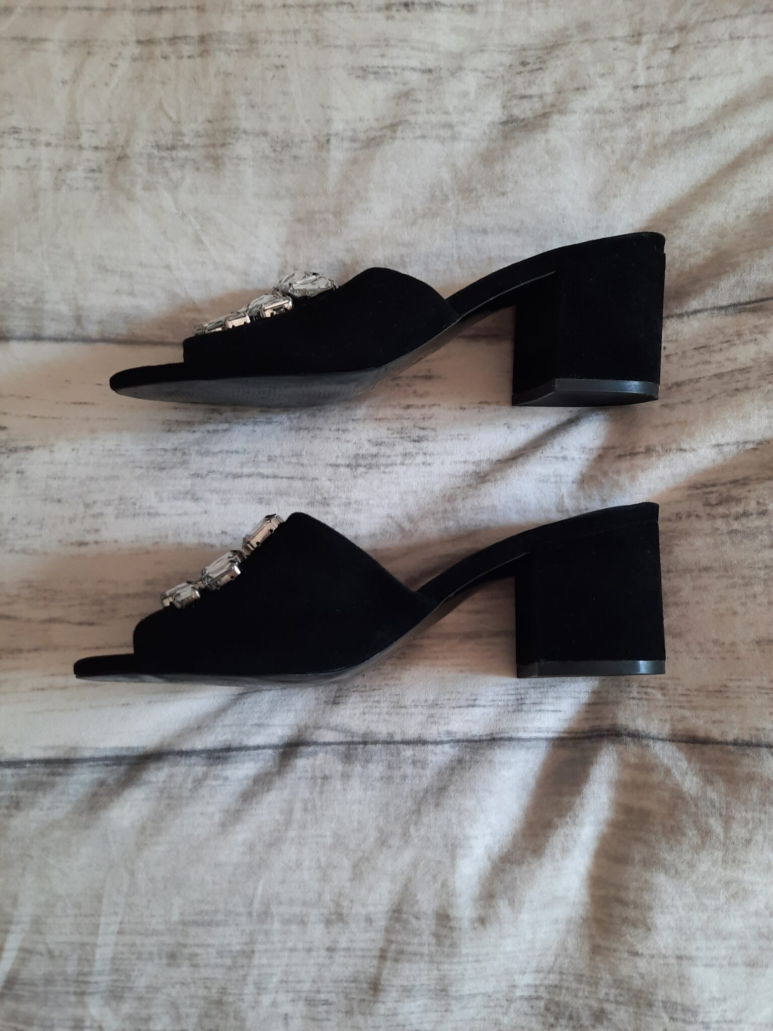 Image for Magnifiques souliers noirs à talons carrés avec ornements