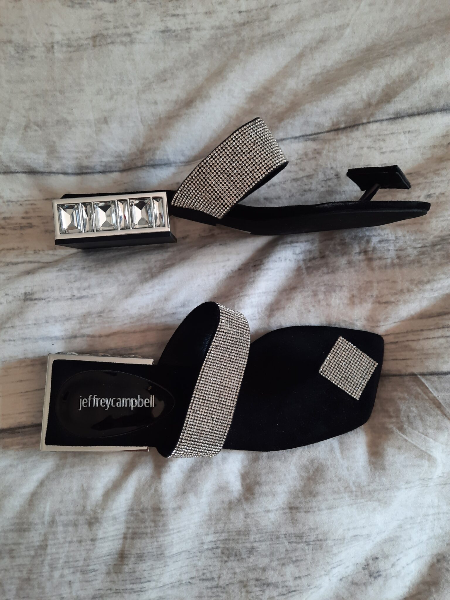 Featured image for Magnifiques sandales Jeffrey Campbell avec talons avec ornements