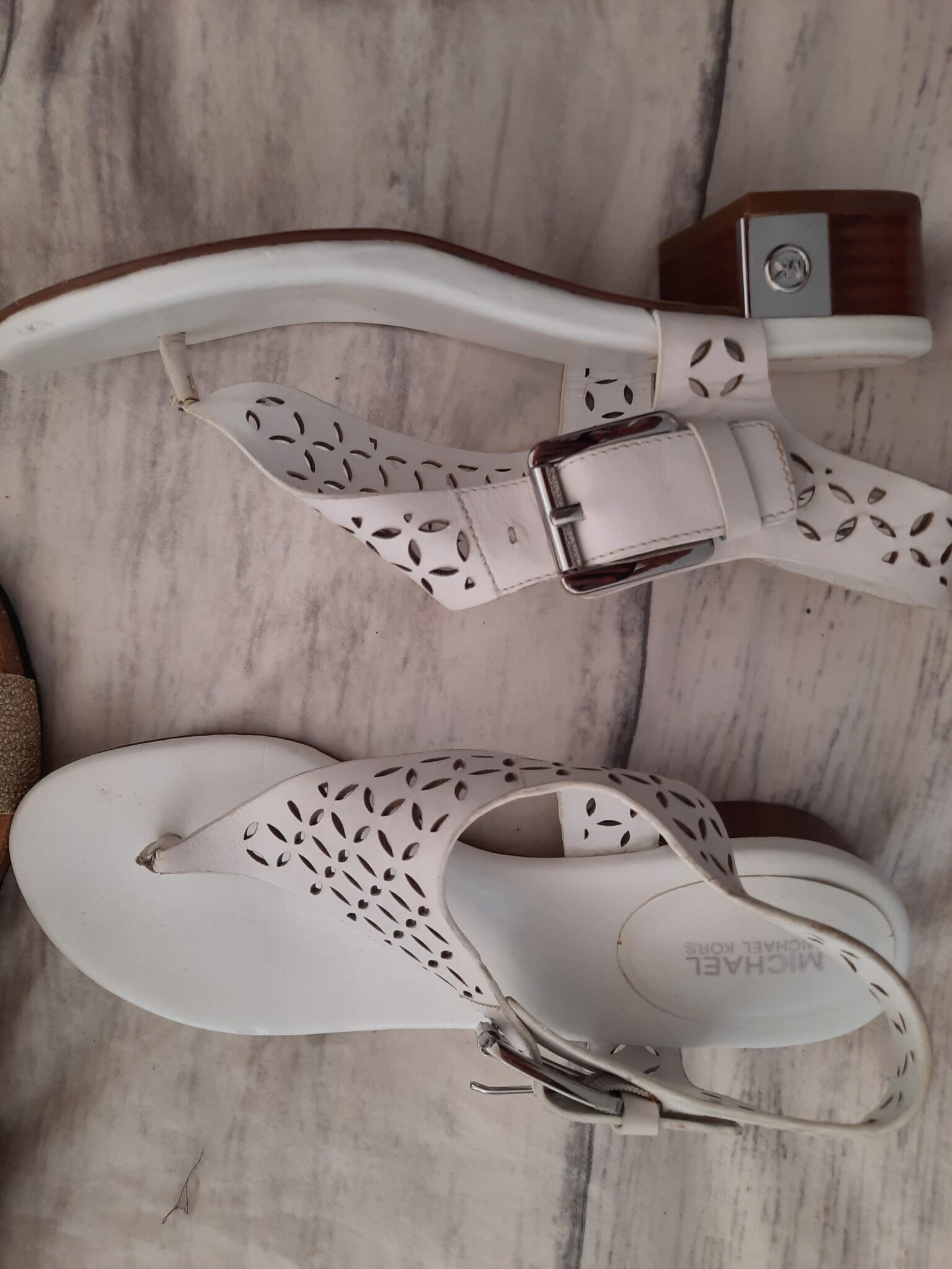 Featured image for Belles sandales blanches Michael Kors