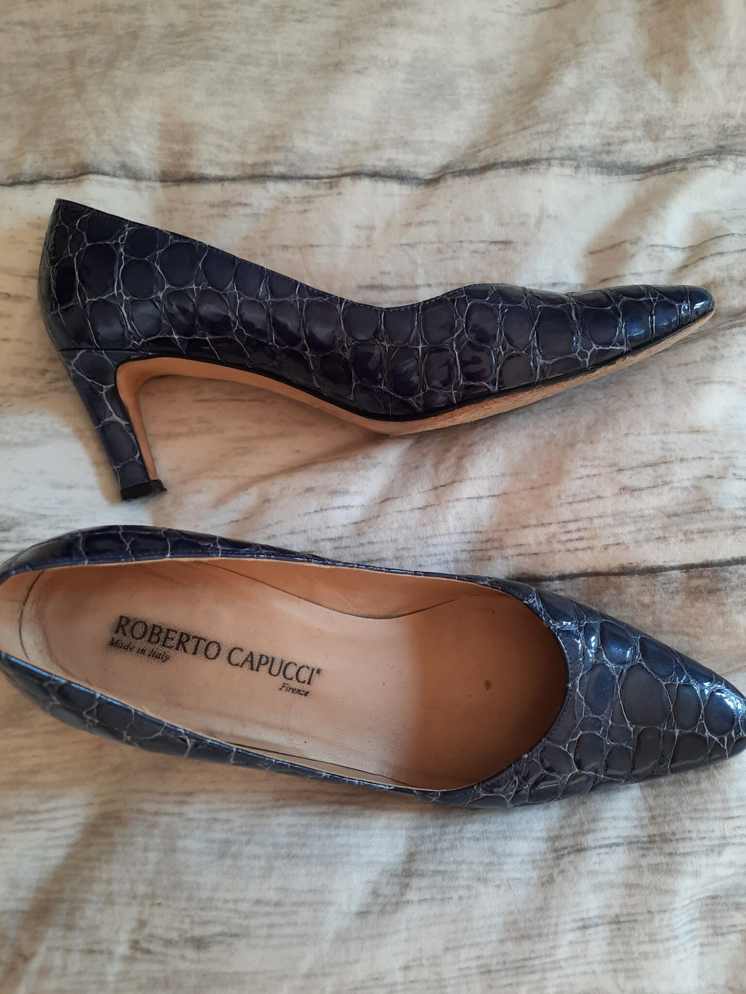 Featured image for Magnifiques souliers à talons bleus foncés. Marque Roberto Capucci . Fait en italie