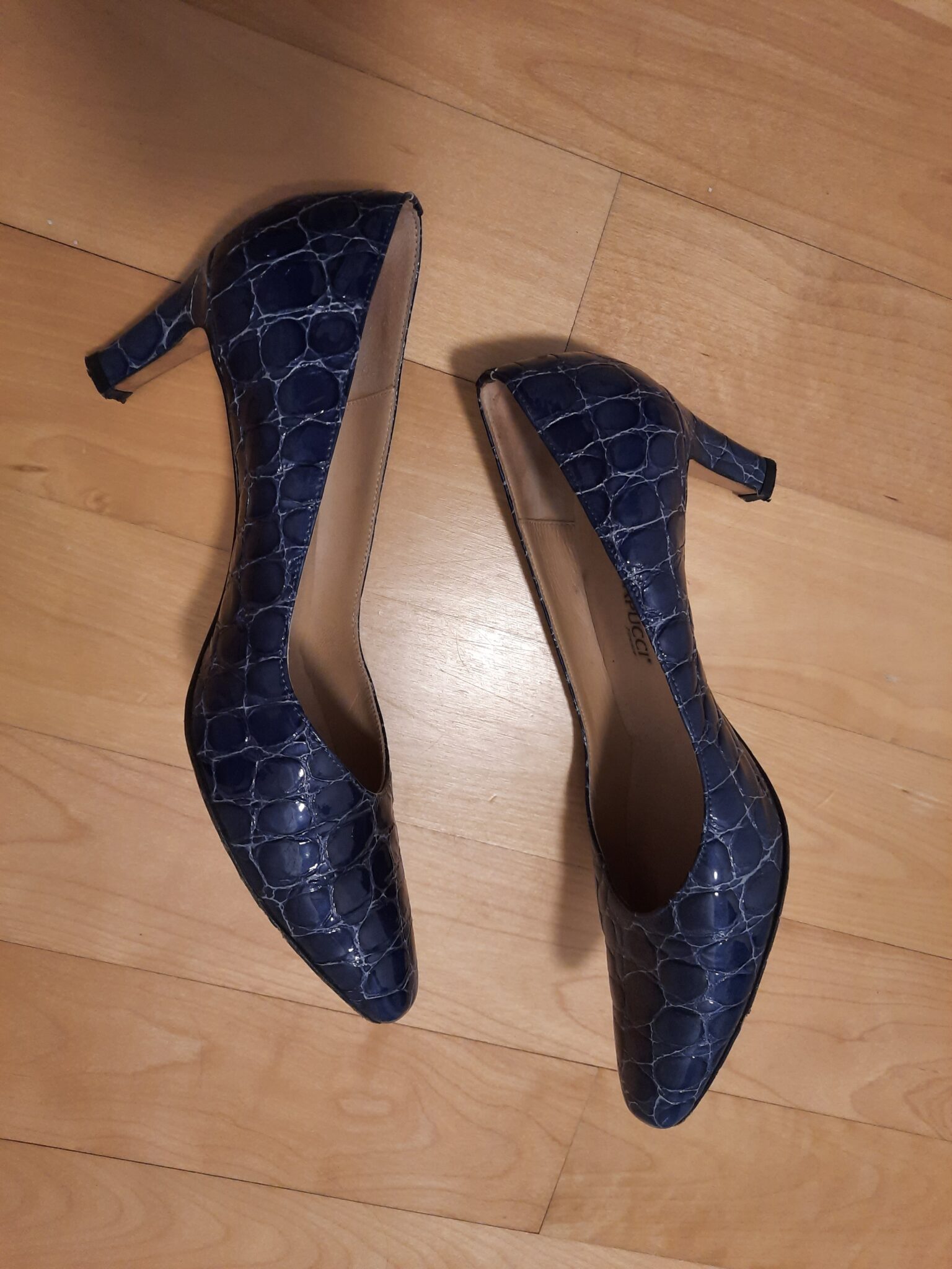 Image for Magnifiques souliers à talons bleus foncés. Marque Roberto Capucci . Fait en italie