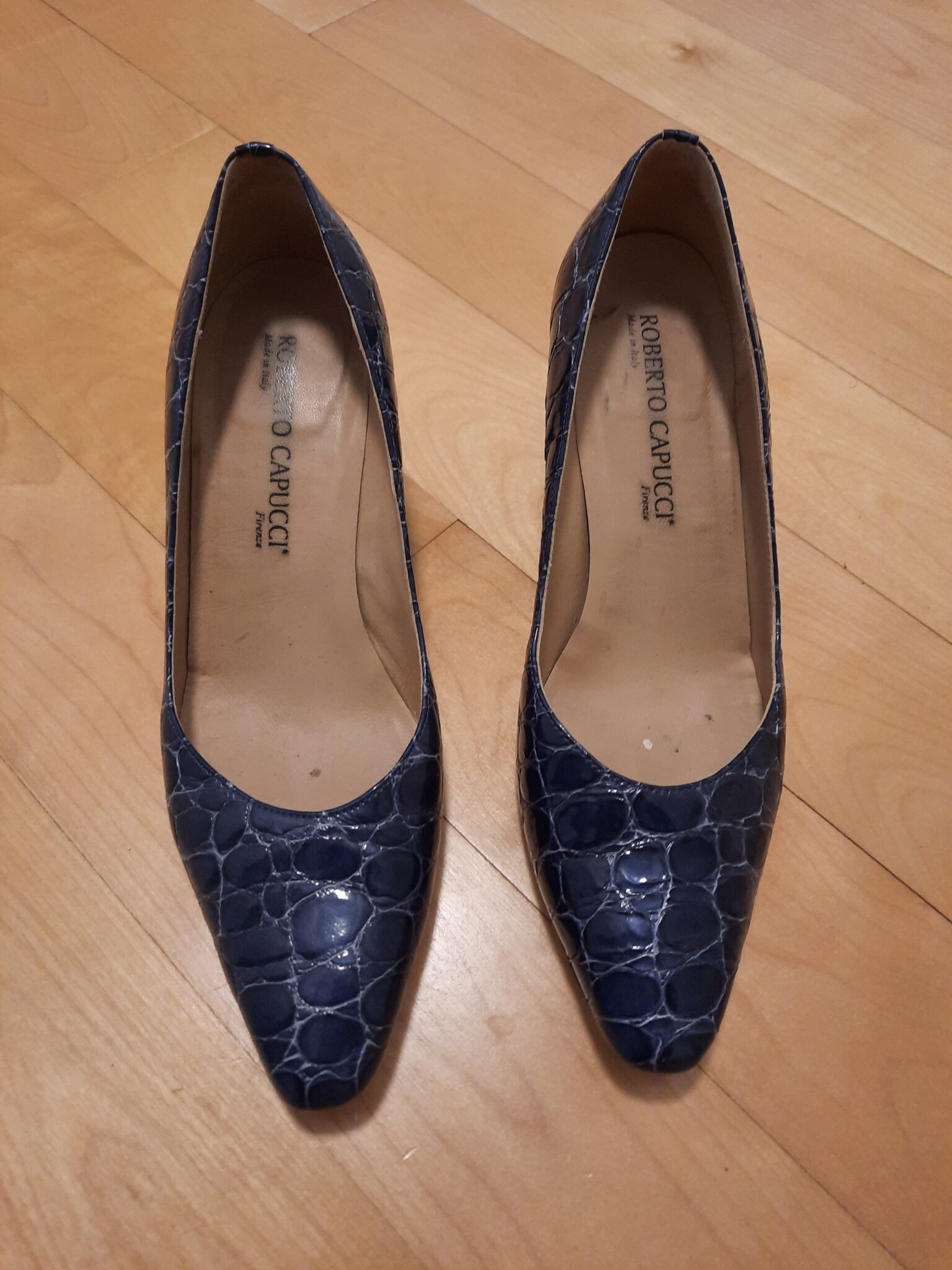 Image for Magnifiques souliers à talons bleus foncés. Marque Roberto Capucci . Fait en italie